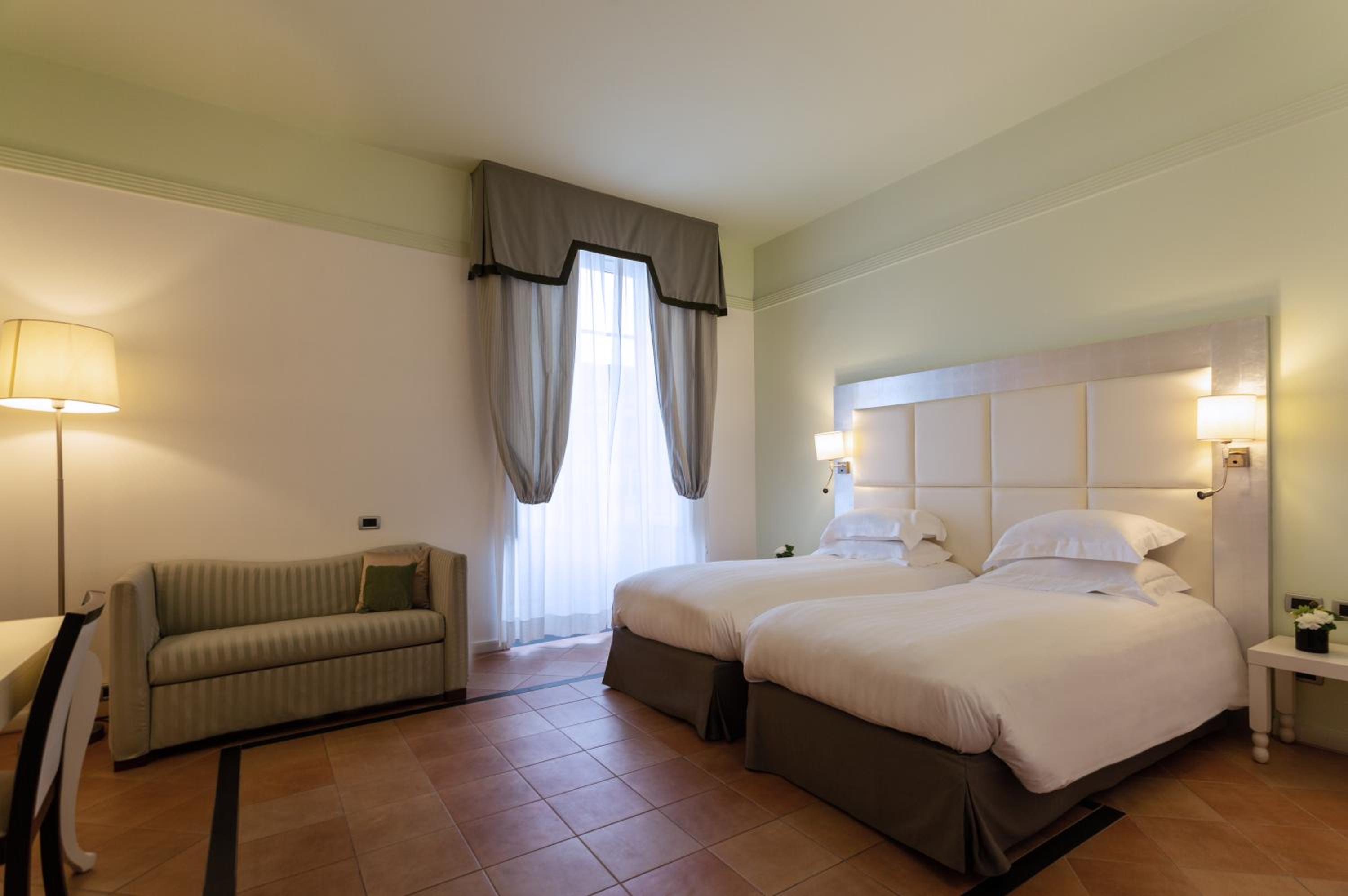 Superior Twin Room thumbnail 5