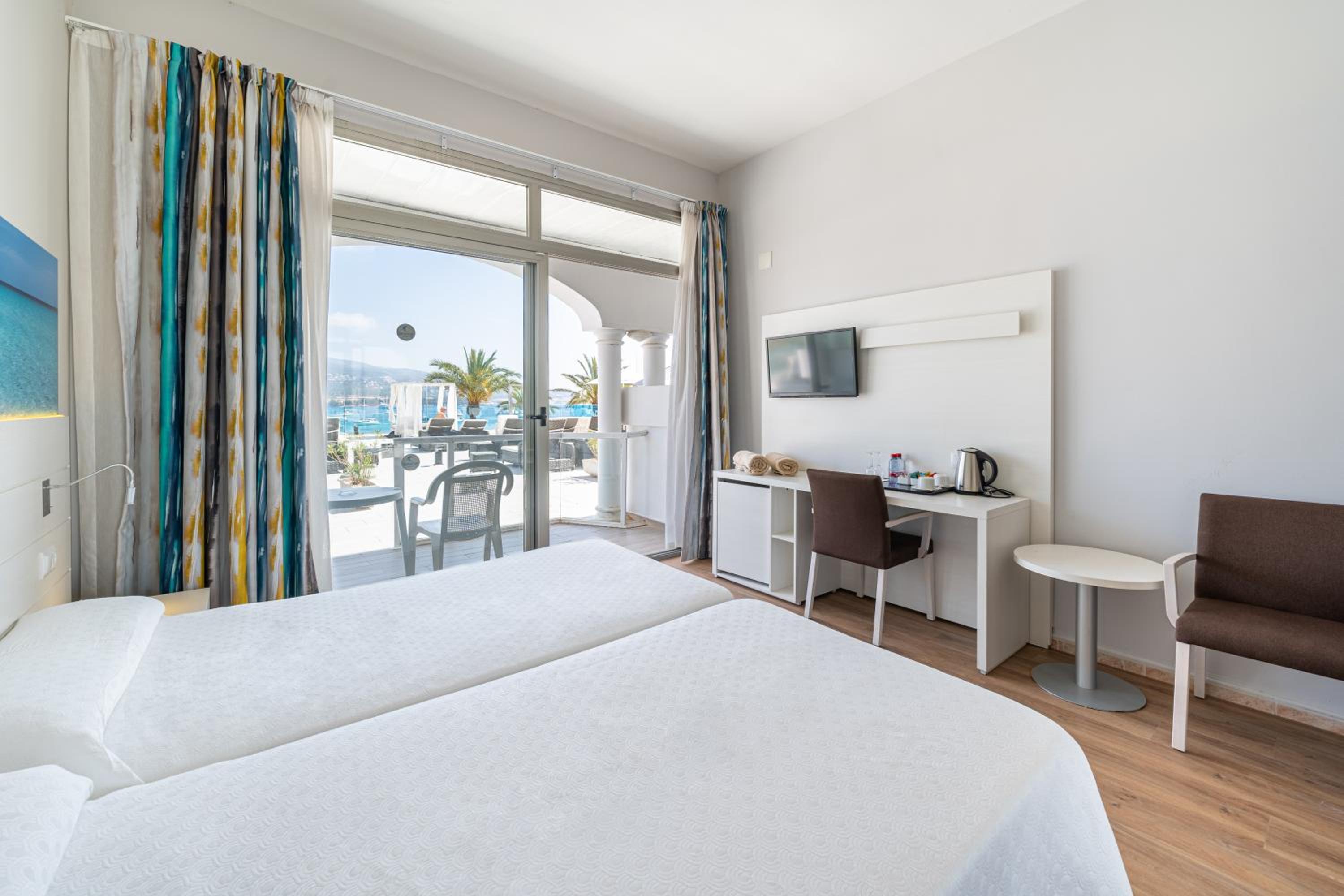 Twin Room with Sea View and Direct Access to Solarium - Photo 7