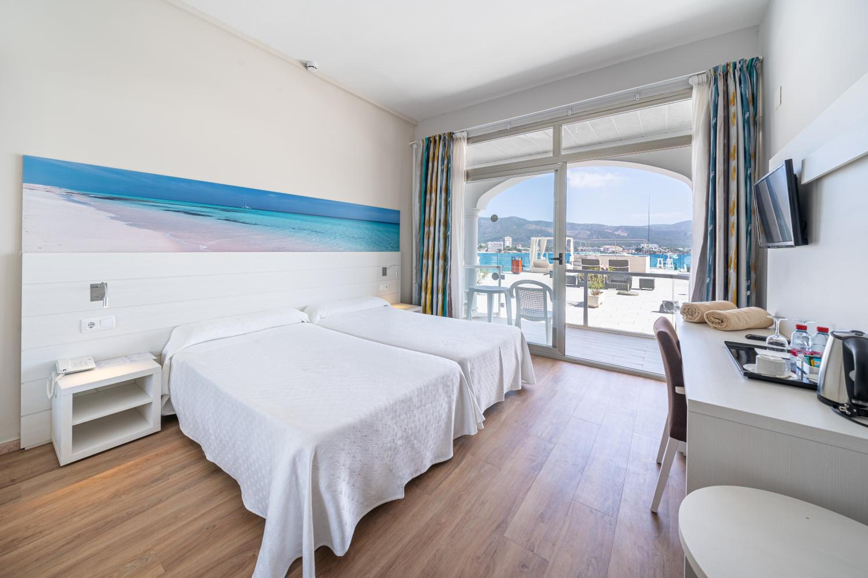 Twin Room with Sea View and Direct Access to Solarium - Photo 8