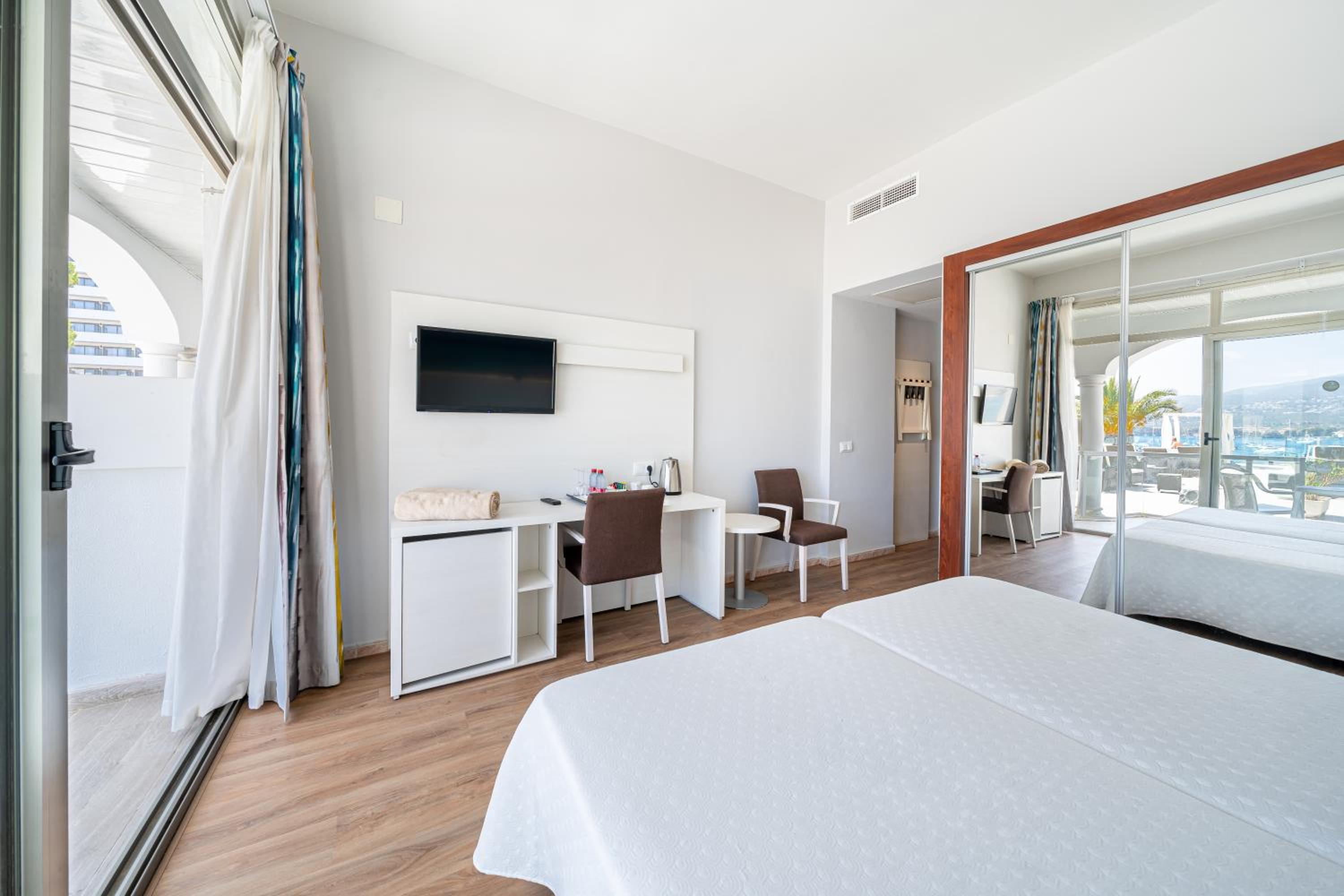 Twin Room with Sea View and Direct Access to Solarium - Photo 9