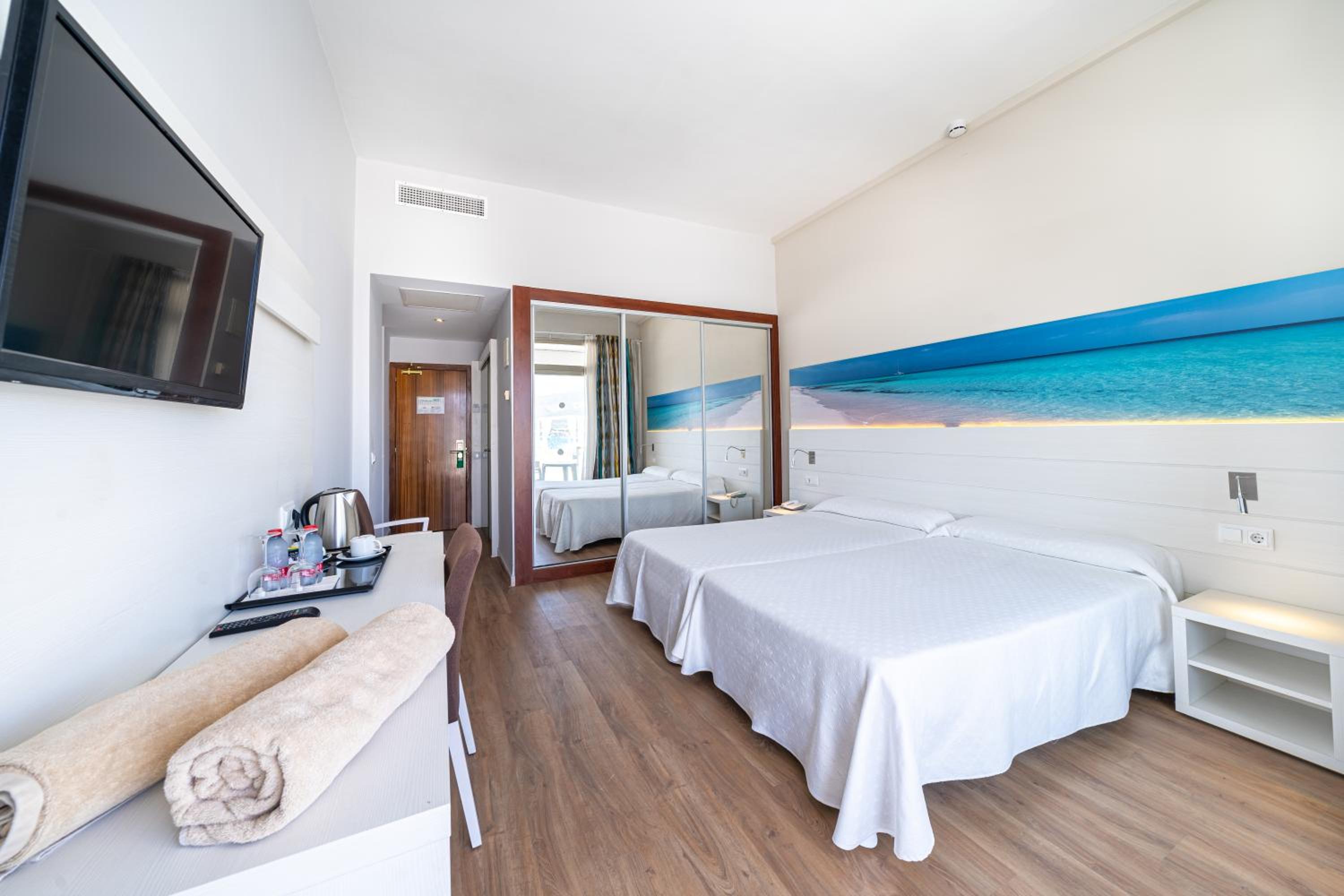 Twin Room with Sea View and Direct Access to Solarium - Photo 10