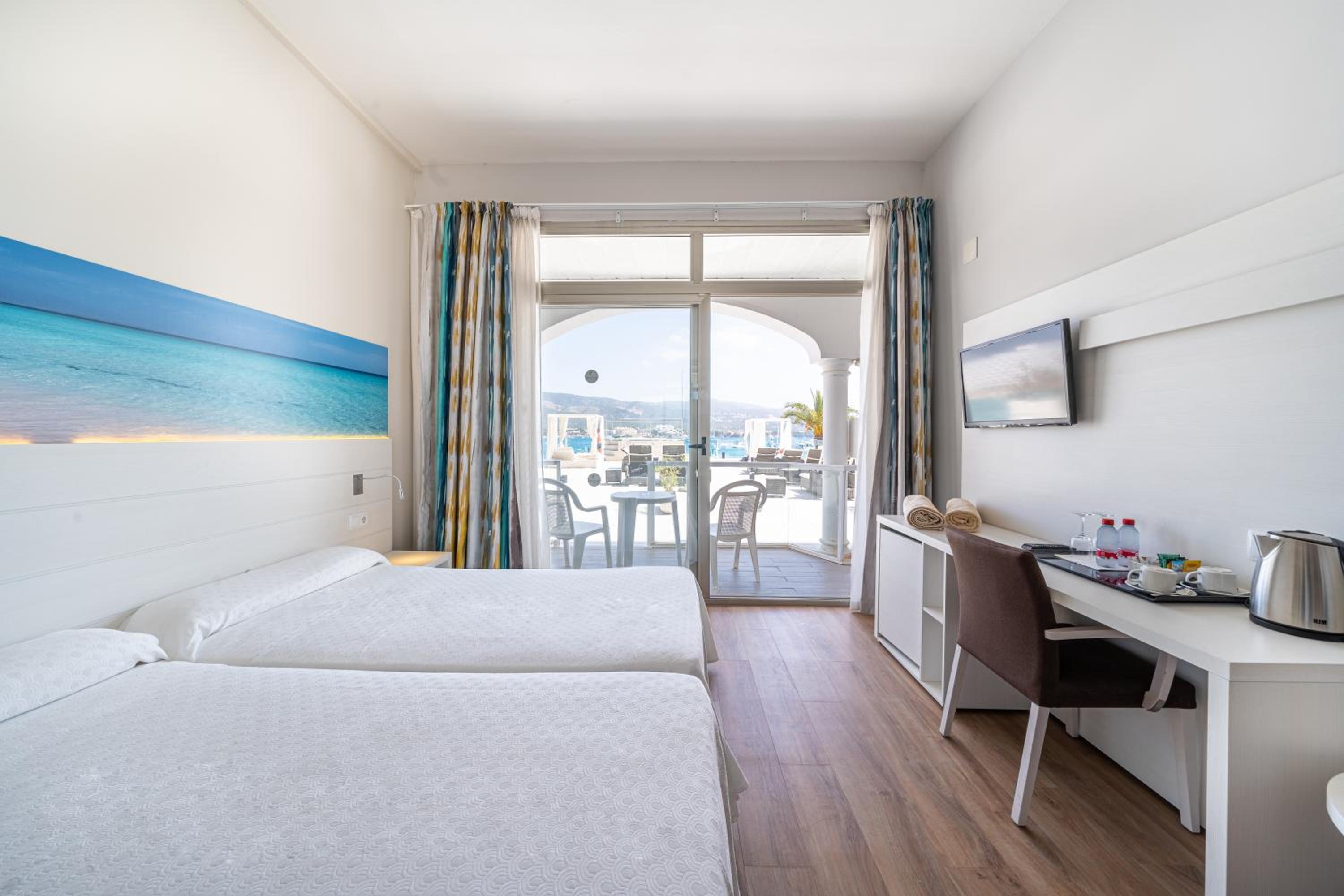 Twin Room with Sea View and Direct Access to Solarium - Photo 4