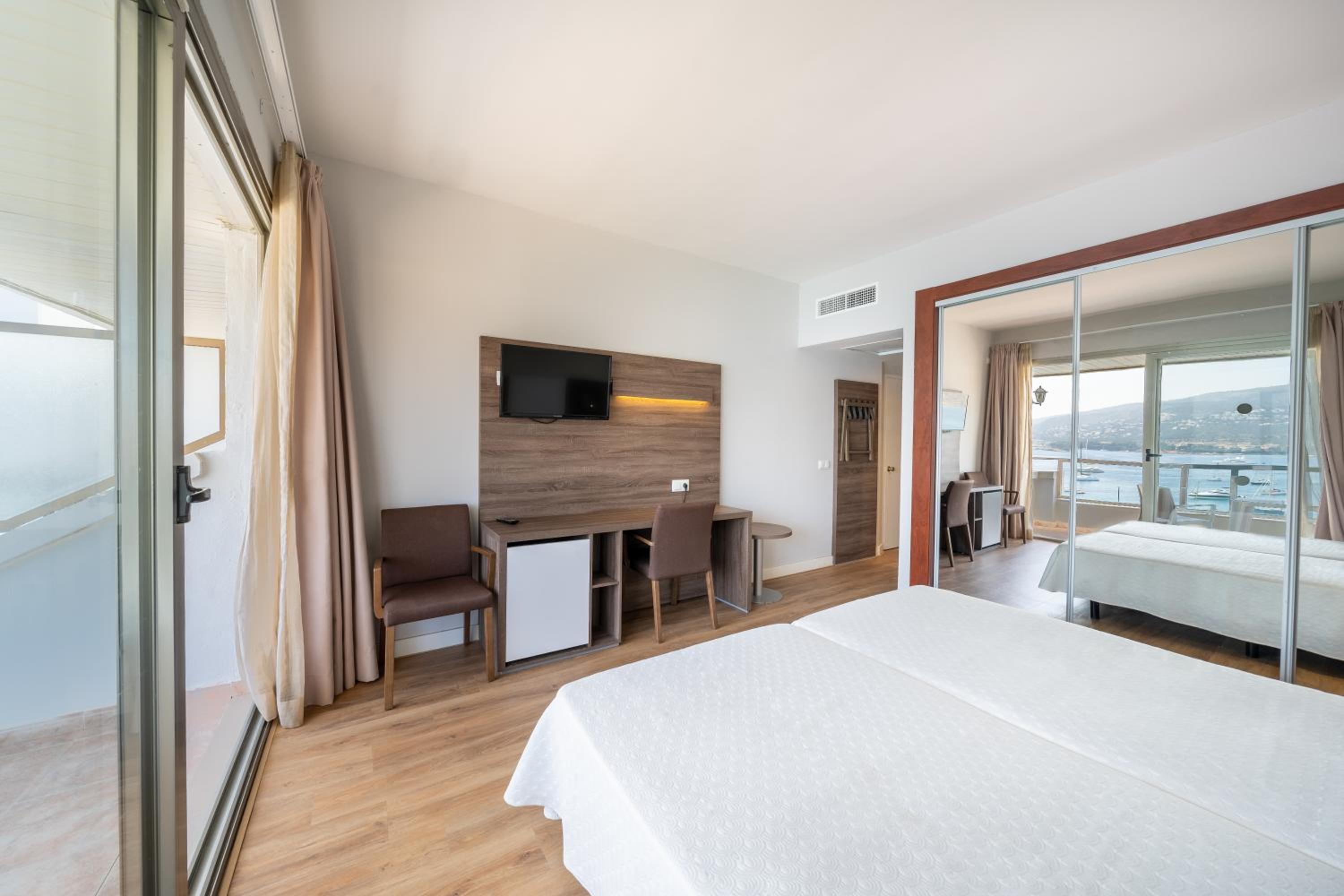 Twin Room with Sea View - High Floor thumbnail 6
