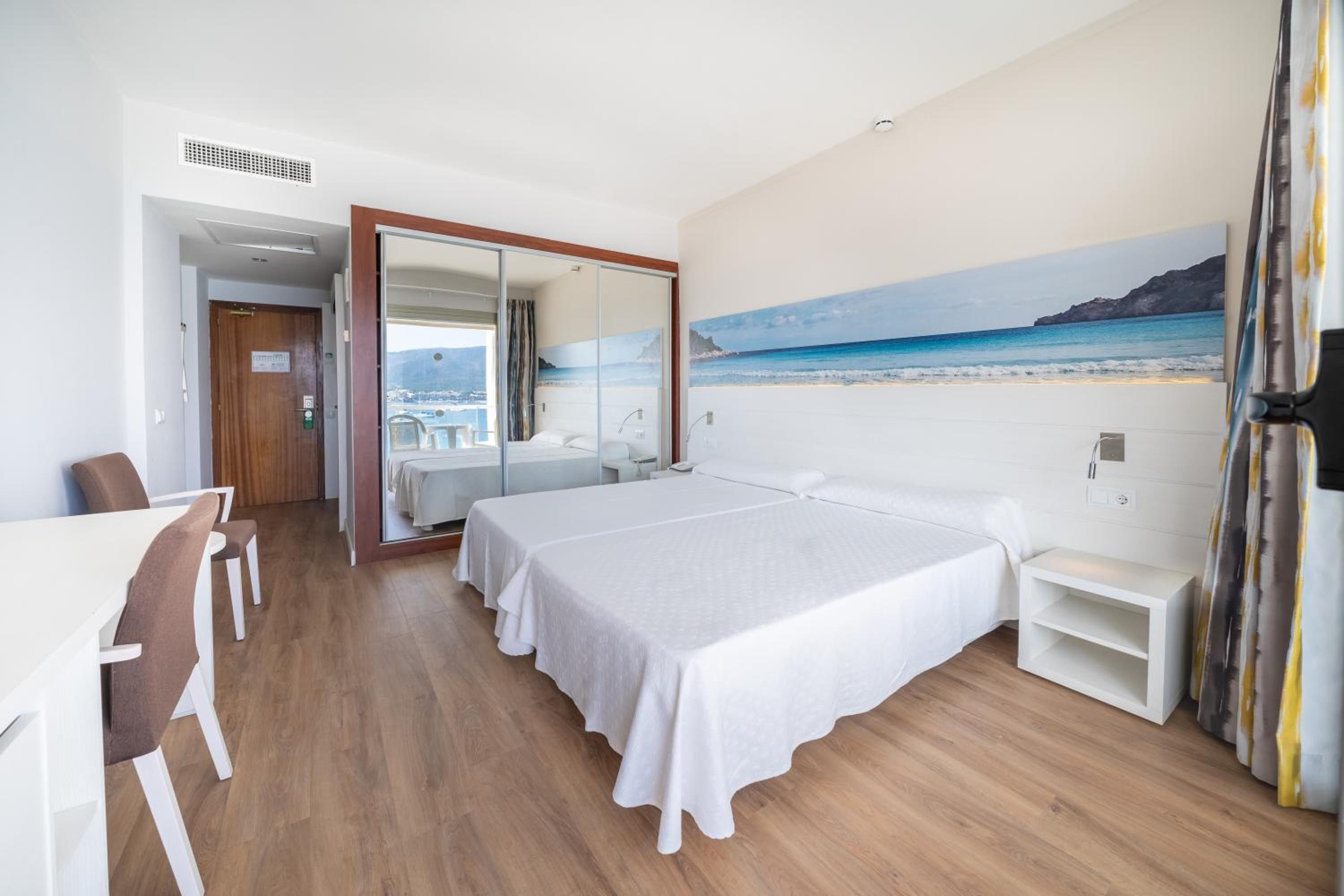 Twin Room with Sea View - Photo 2