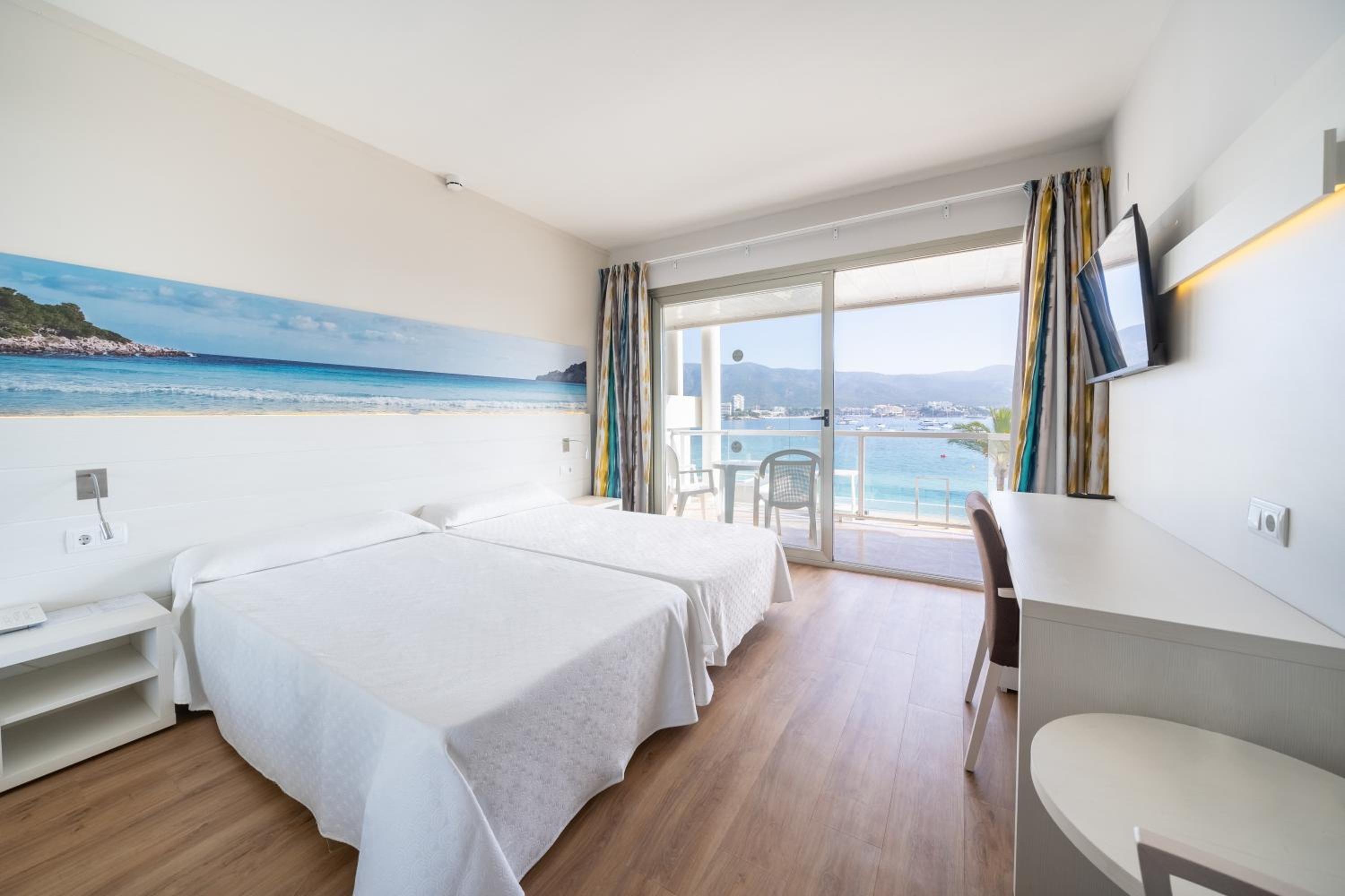 Twin Room with Sea View - Photo 9