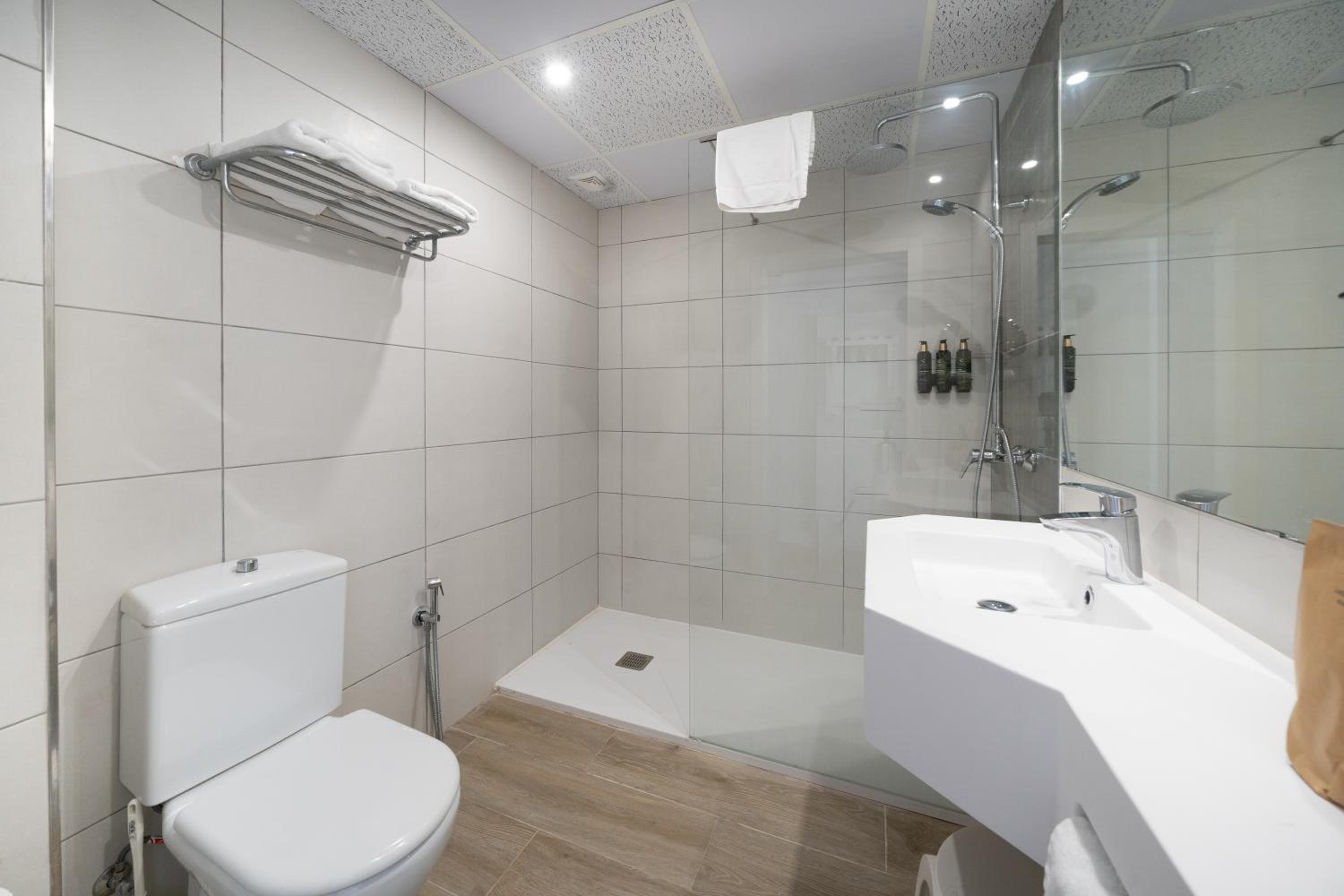 Twin Room with Sea View - Photo 6