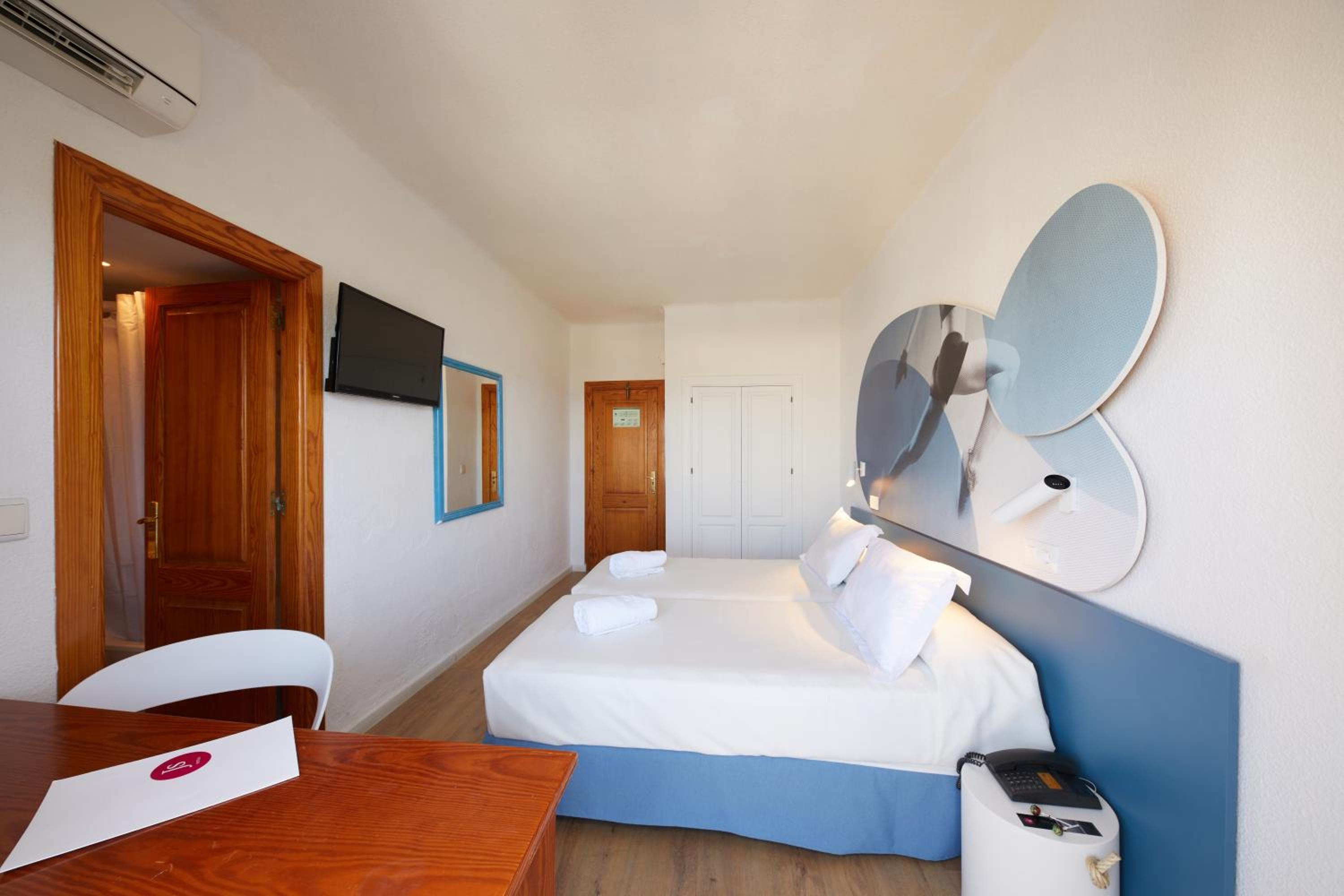 Double Room  with Balcony - Photo 1