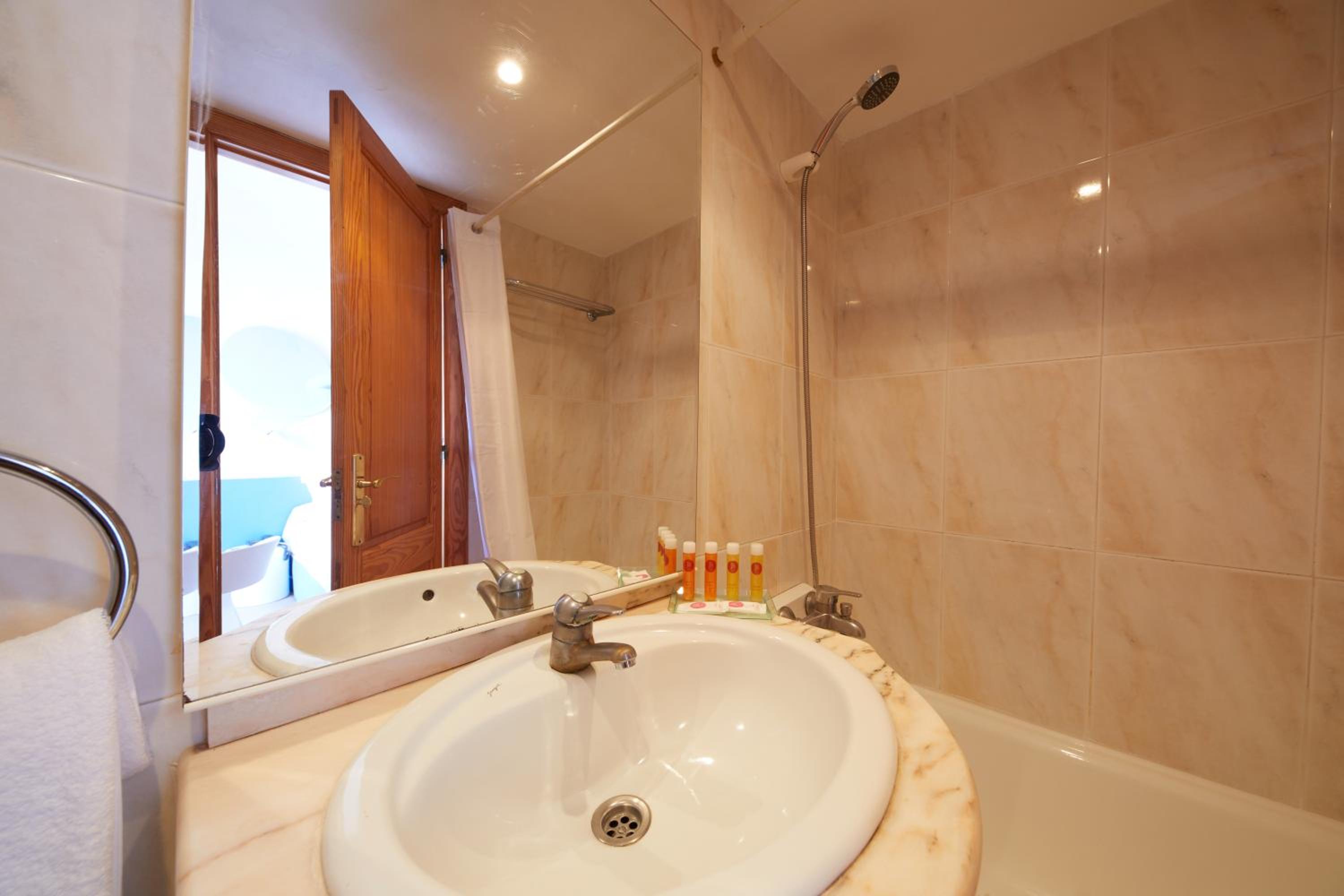 Double Room  with Balcony - Photo 2