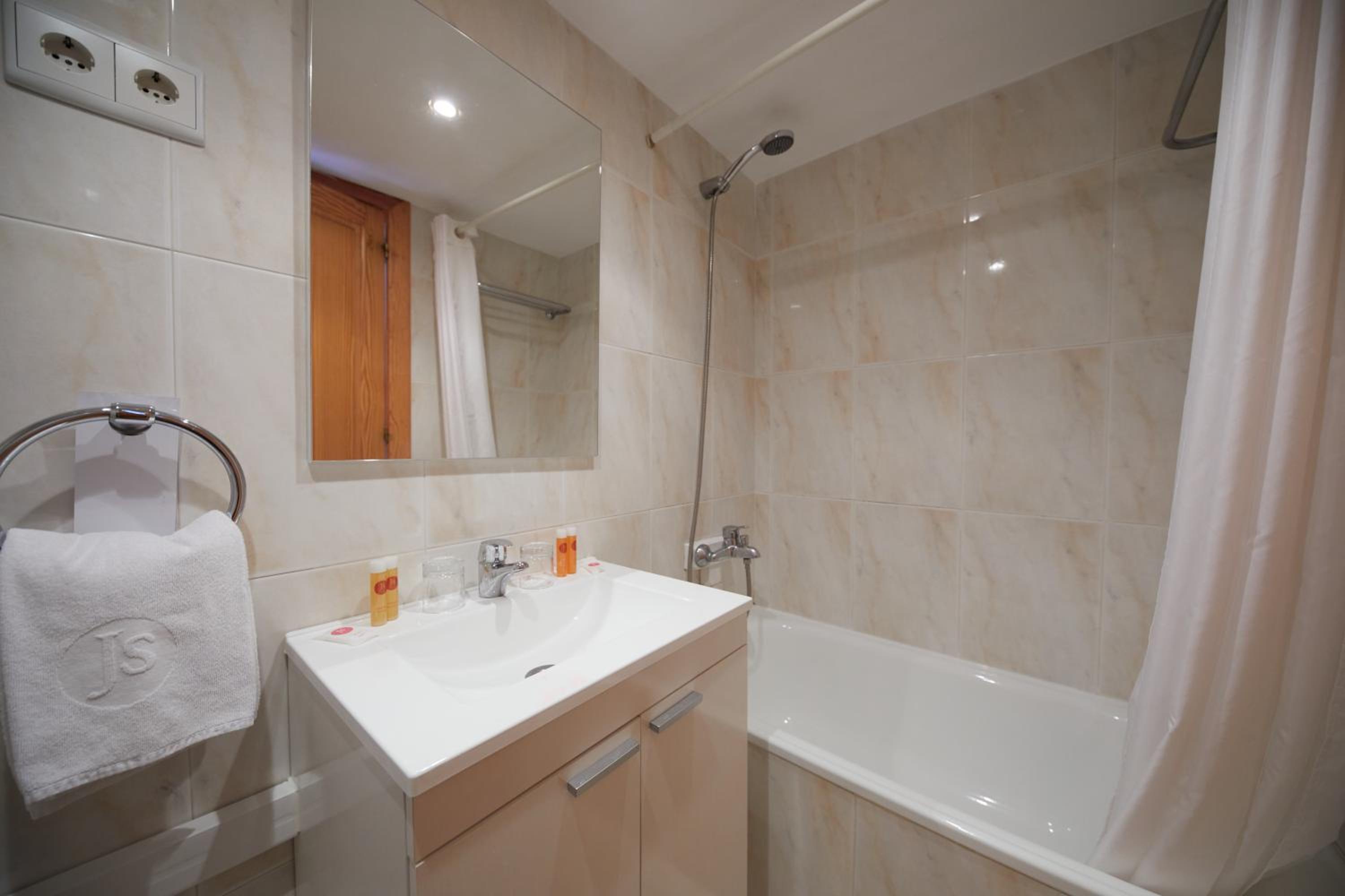 Double Room  with Balcony - Photo 8