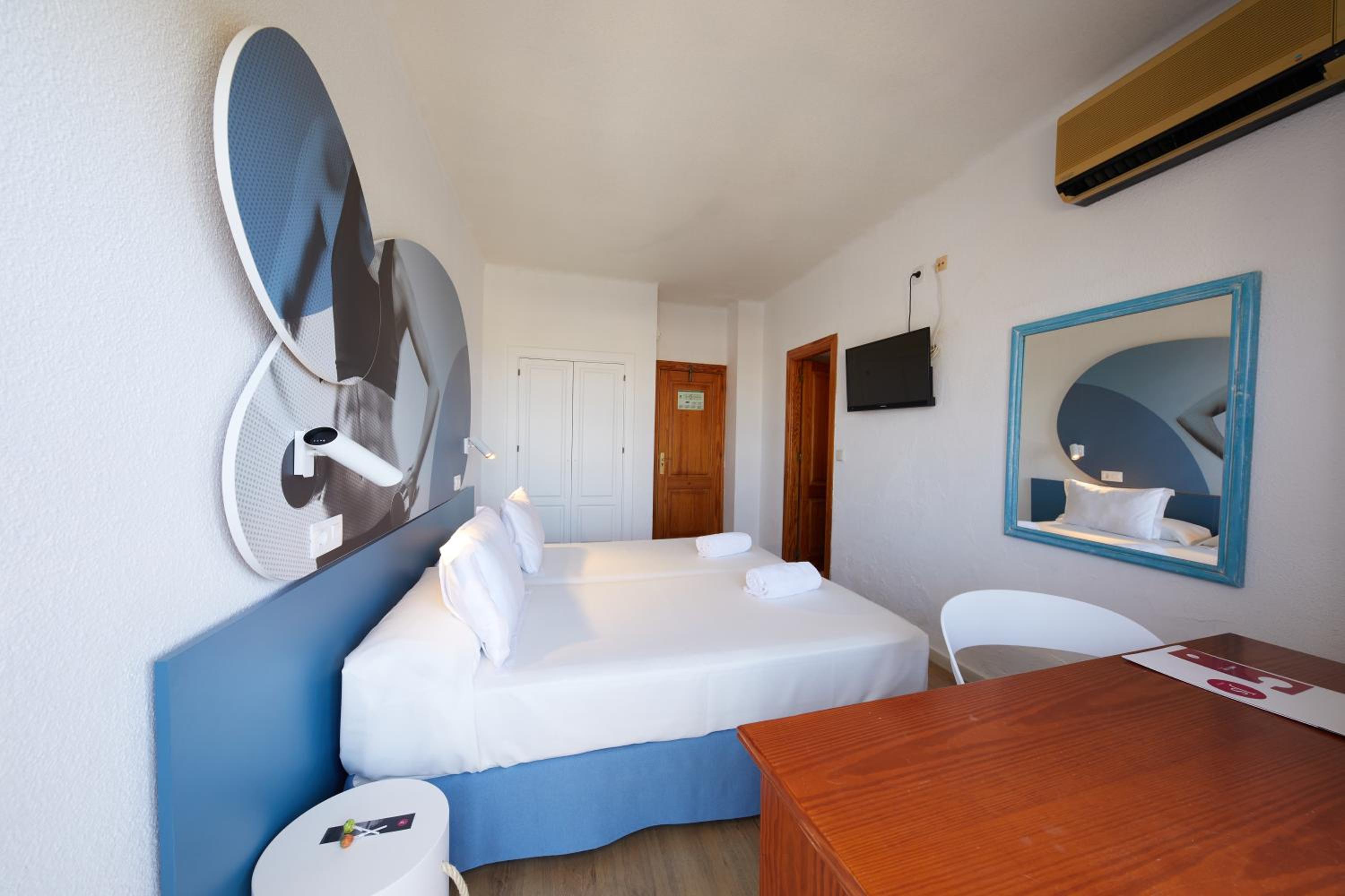 Double Room  with Balcony - Photo 3