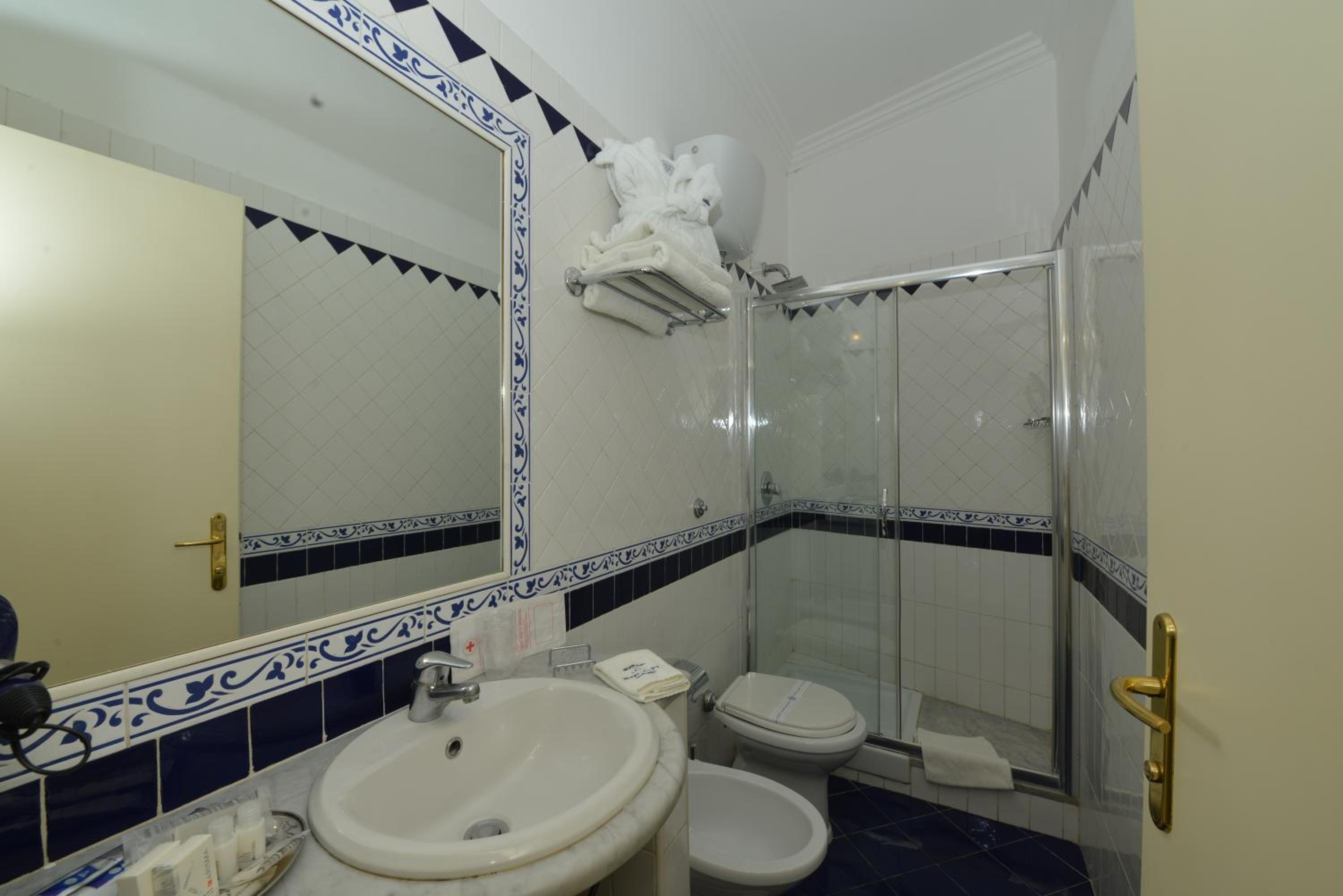 Double or Twin Room - Photo 10