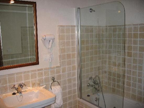 Twin Room - Photo 3