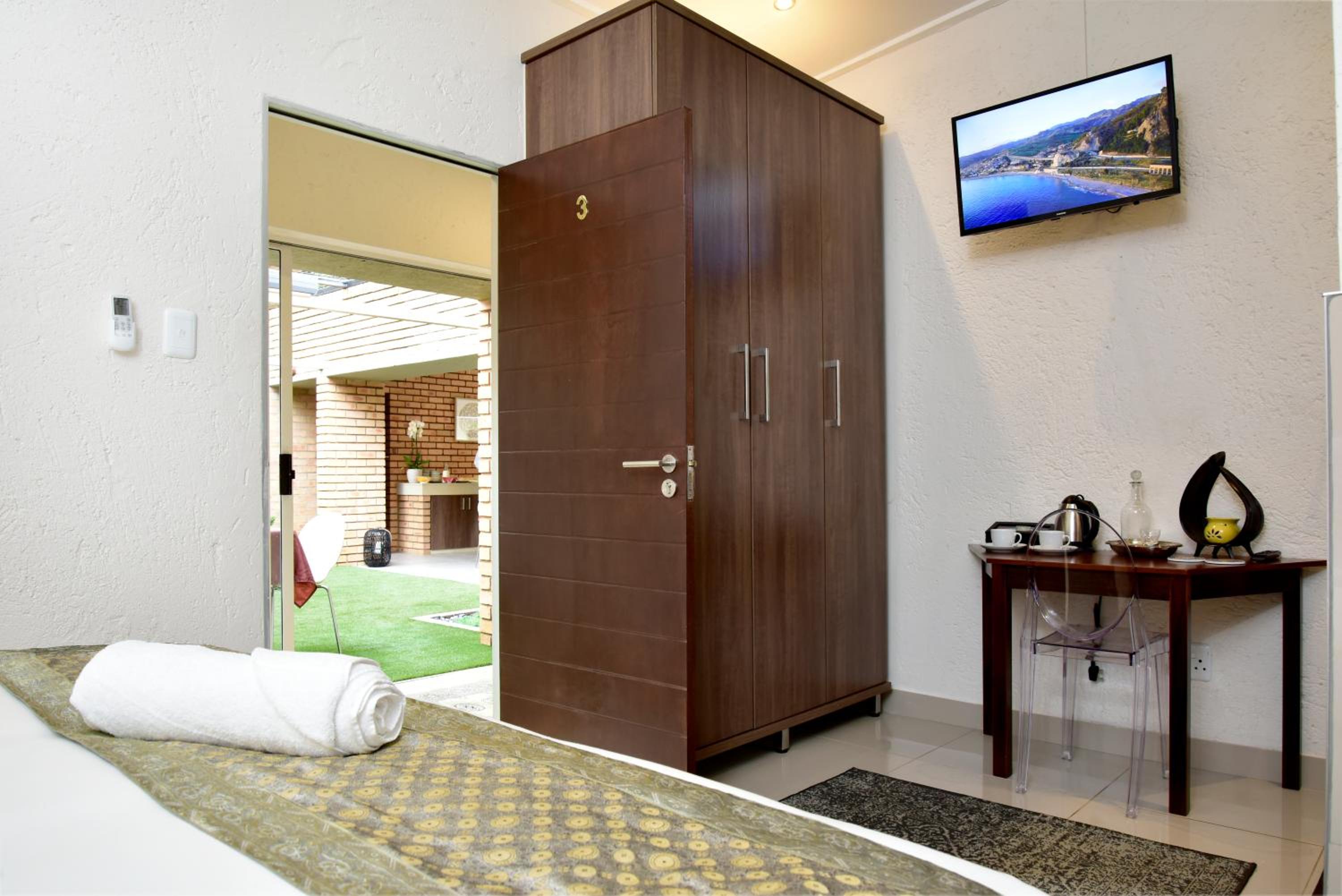 Standard King Room - Photo 3