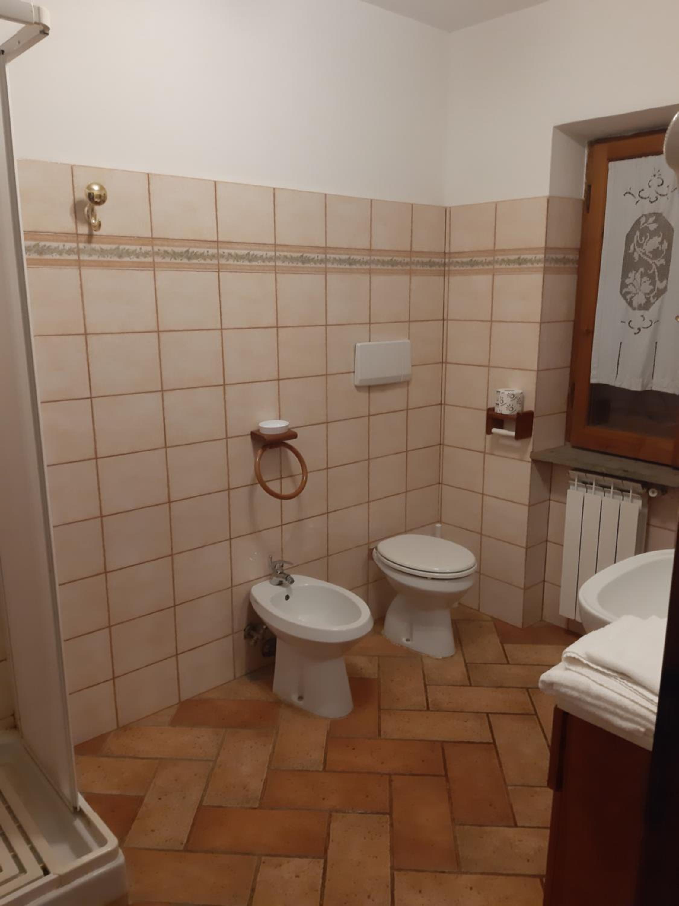 Quadruple Room with Bathroom - Photo 4