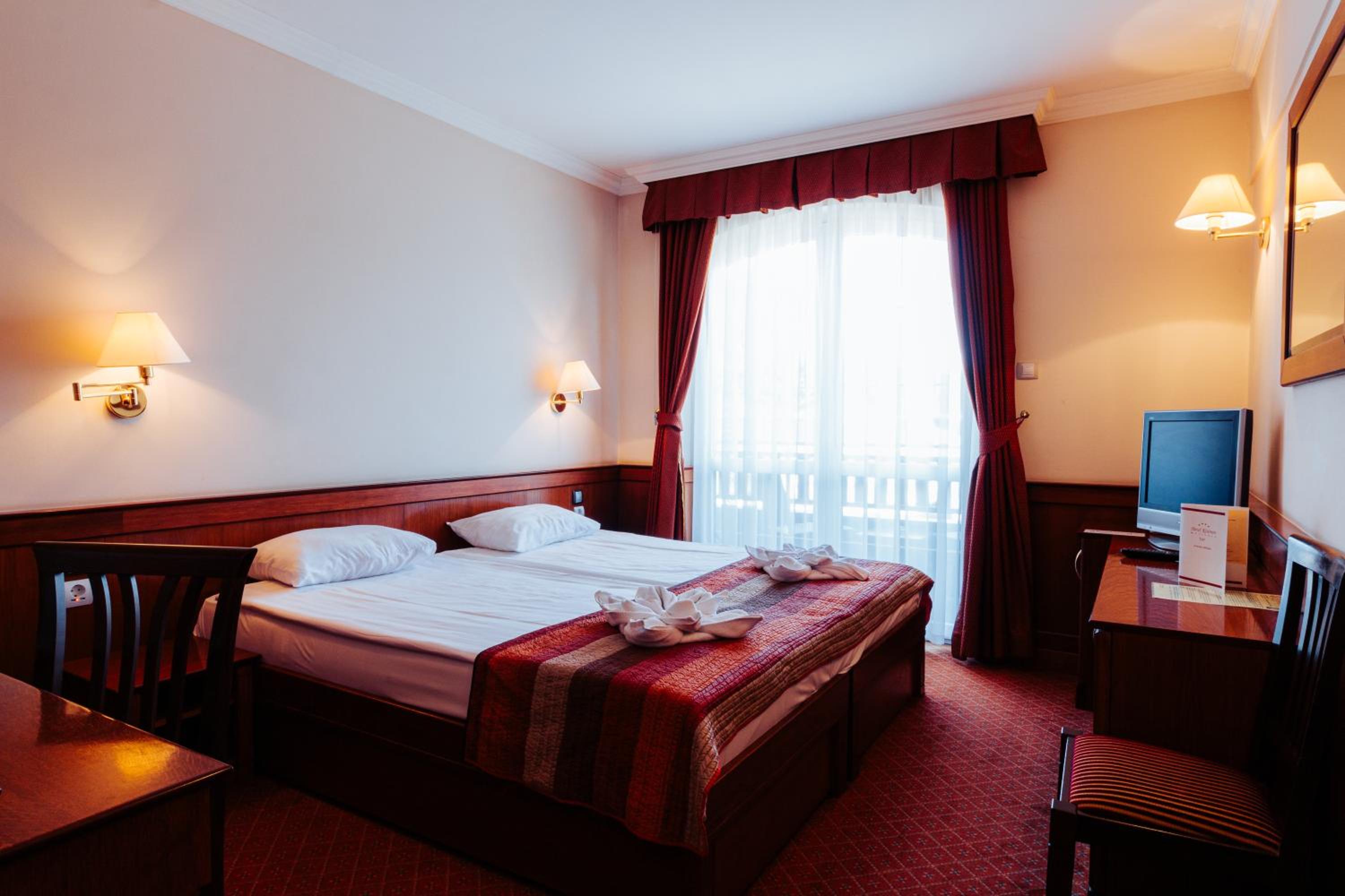 Double or Twin Room with Balcony - Photo 2
