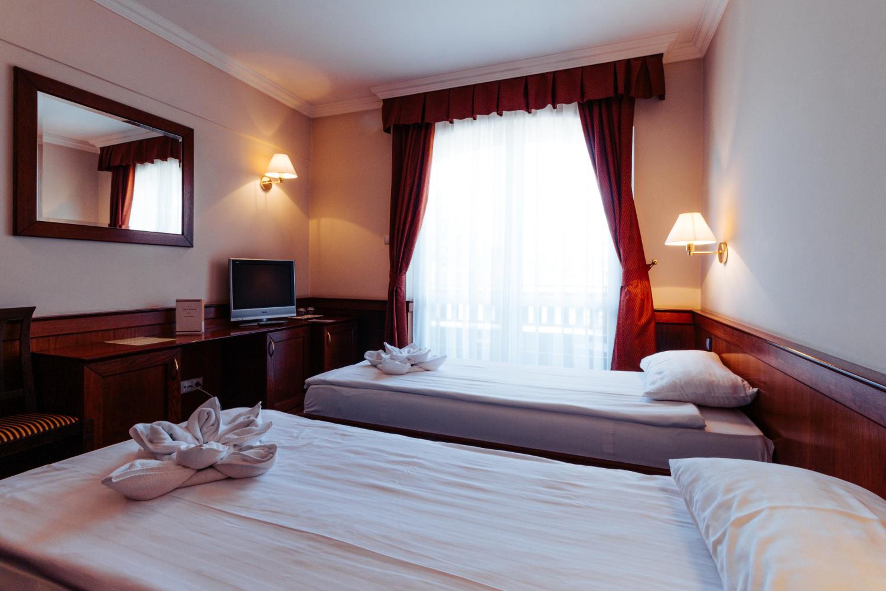 Double or Twin Room with Balcony - Photo 3