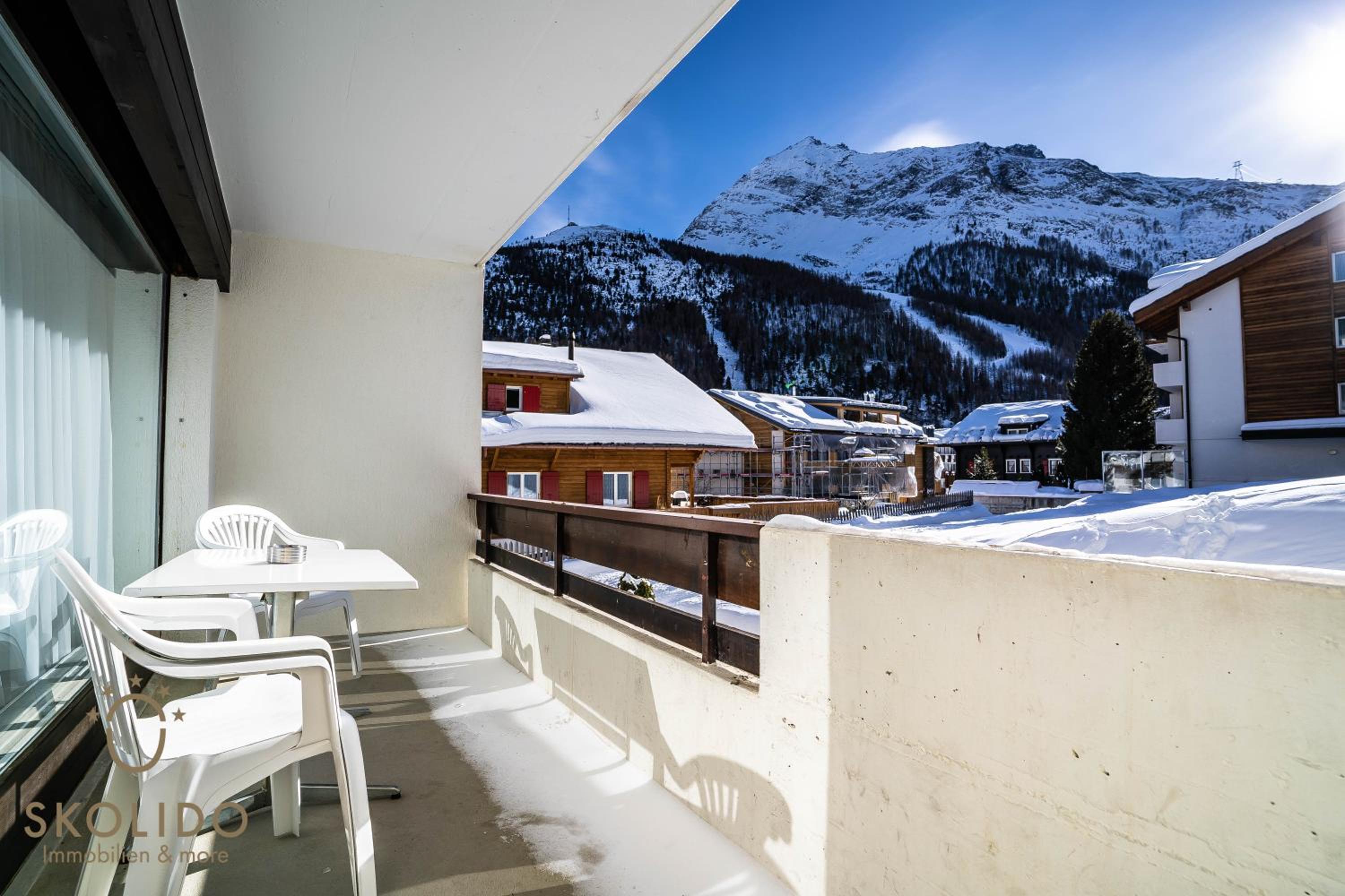 Apartment with Mountain View
