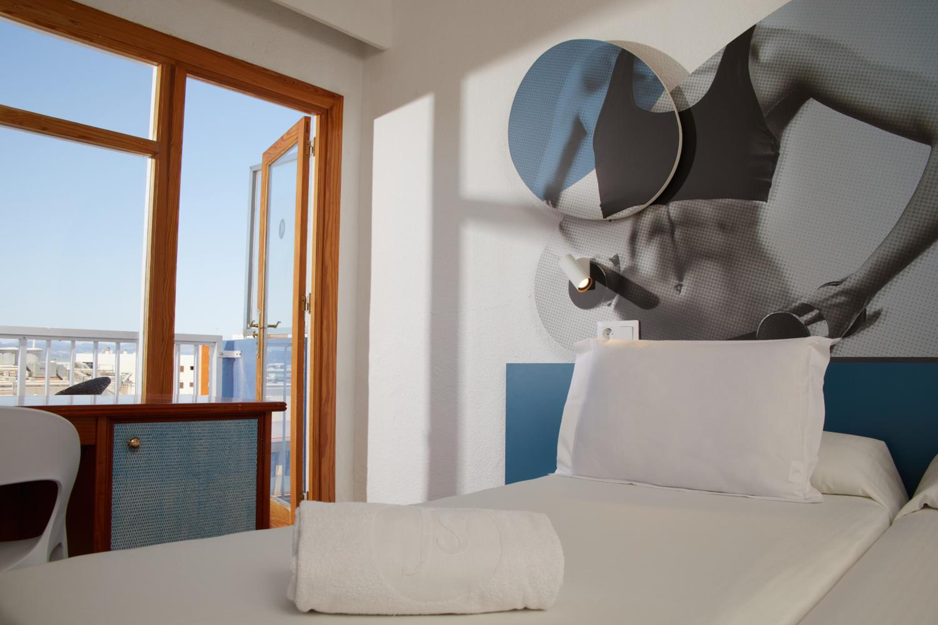 Double Room High Floor with Balcony  - Photo 2