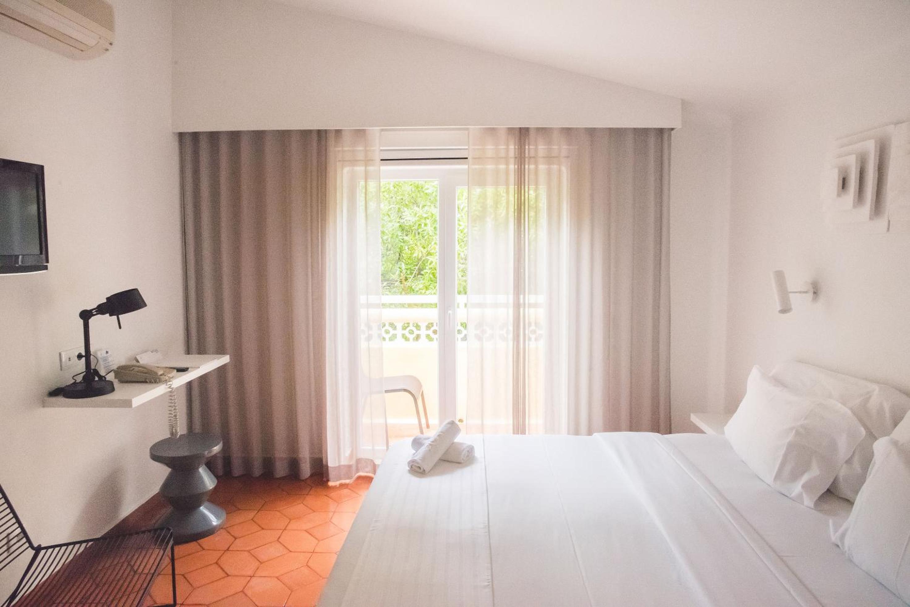 One-Bedroom Apartment - Photo 3