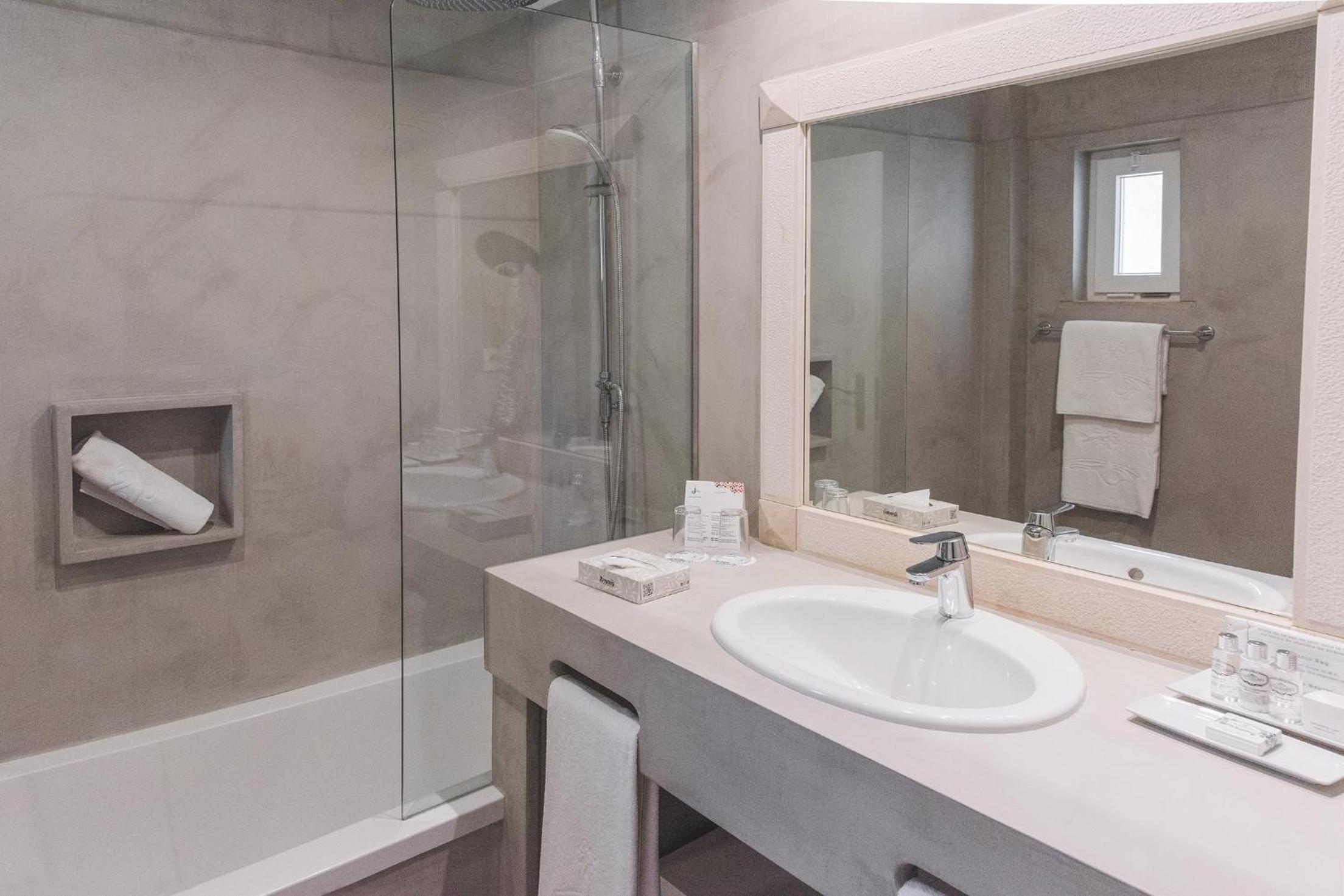 Deluxe Studio Apartment - Photo 5