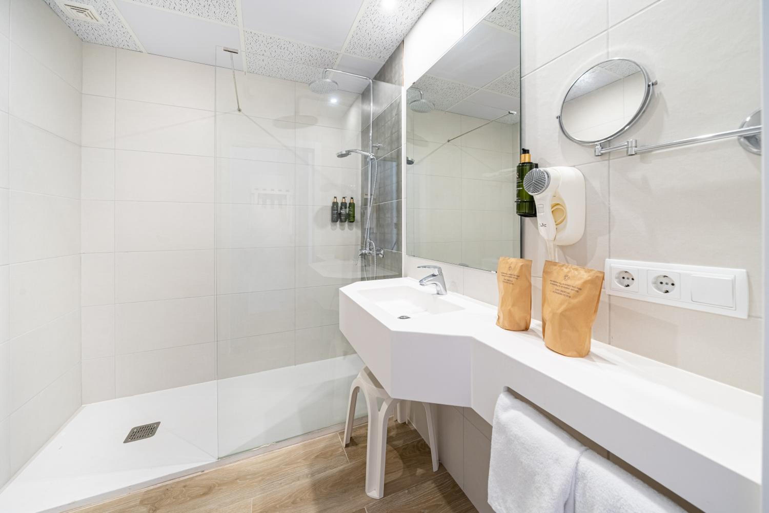Twin Room with Sea View and Direct Access to Solarium - Photo 6