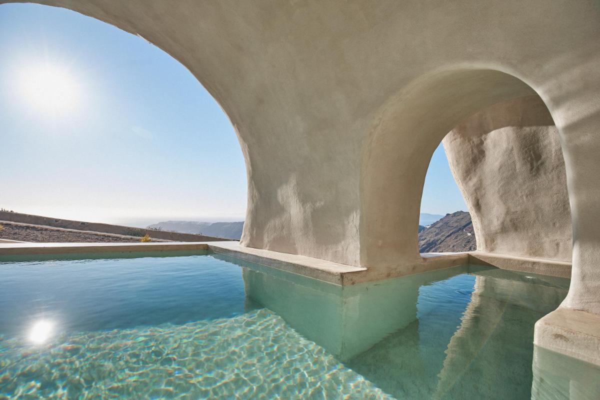 Elysium Cave Suite with Private Jacuzzi- Caldera View photo 3
