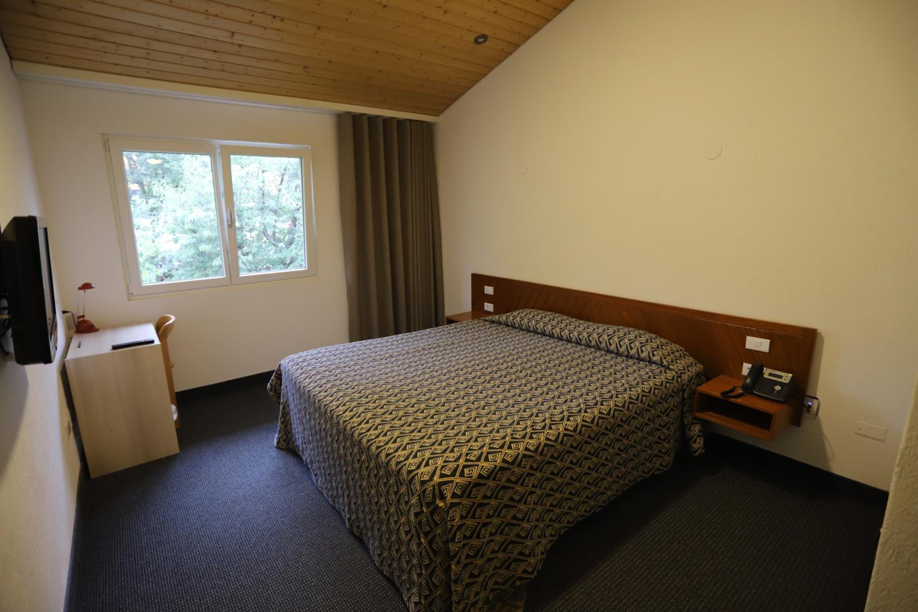 Queen Room photo 2