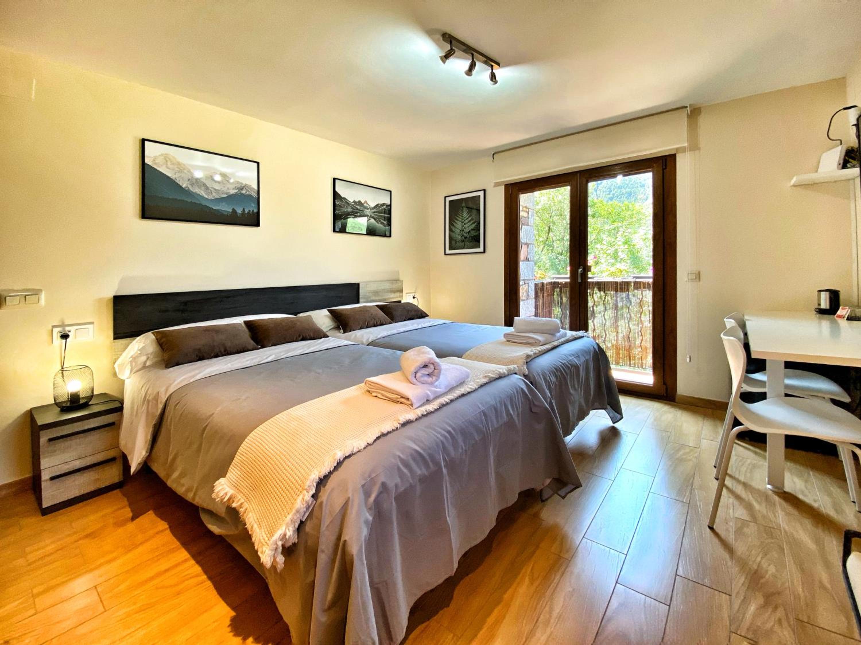 Habitación Estándar con Dos Camas y Baño Compartido