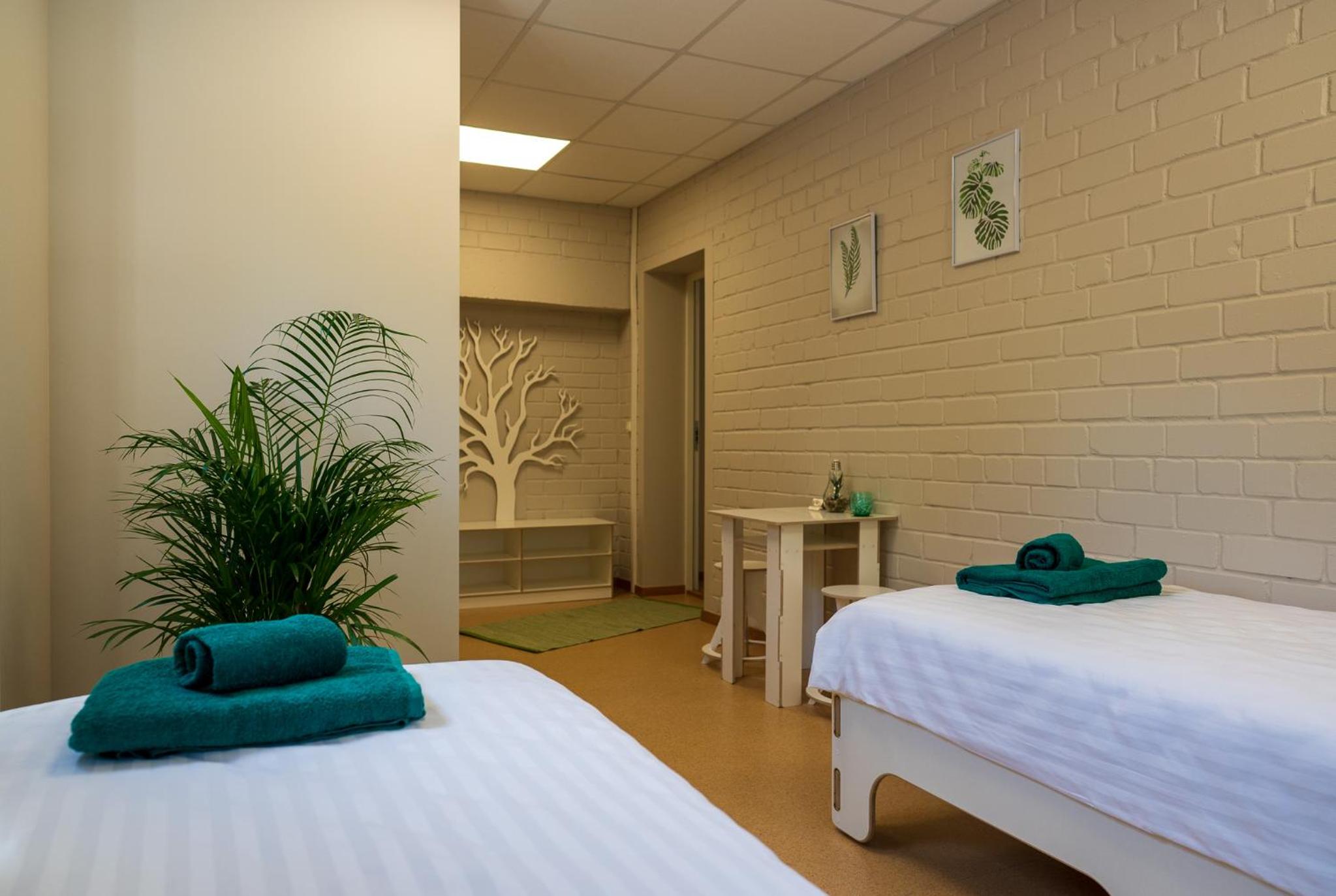 Twin Room with Private Bathroom - Photo 7