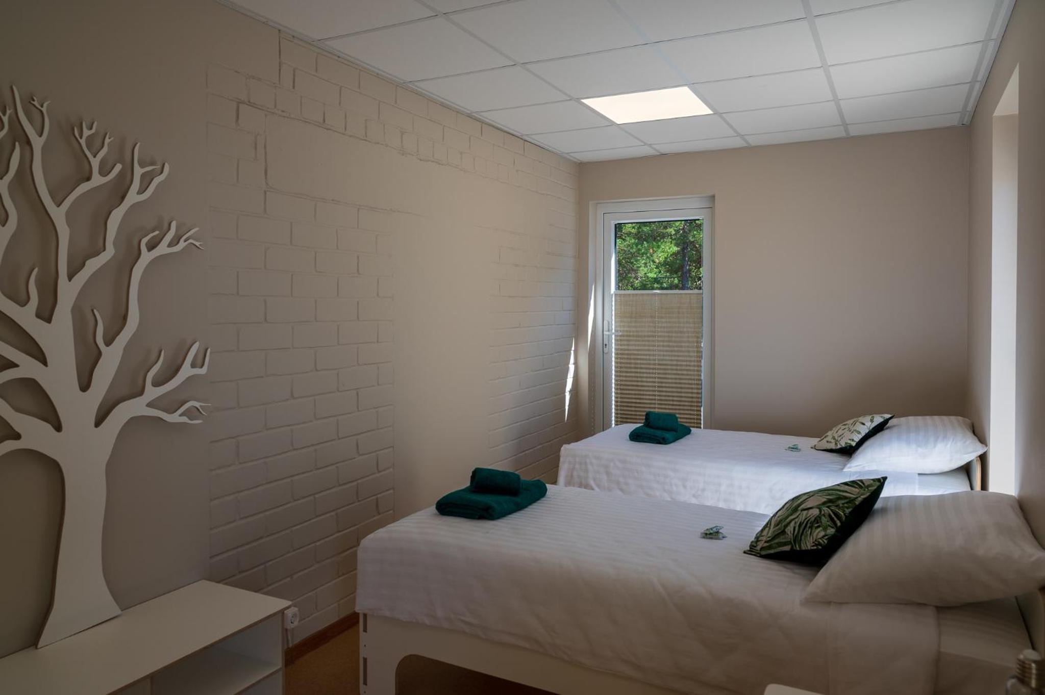 Twin Room with Private Bathroom - Photo 11