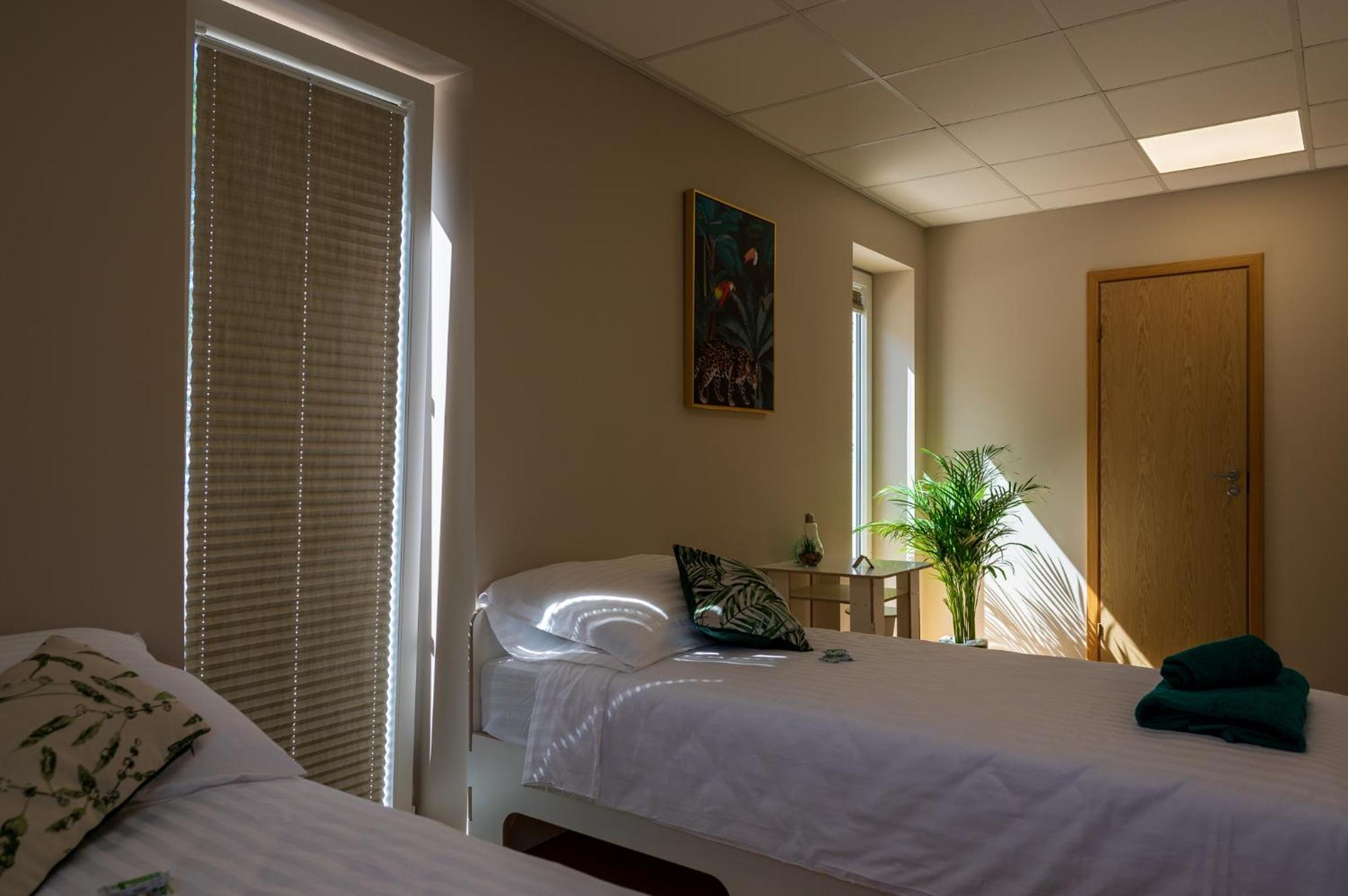 Twin Room with Private Bathroom - Photo 5