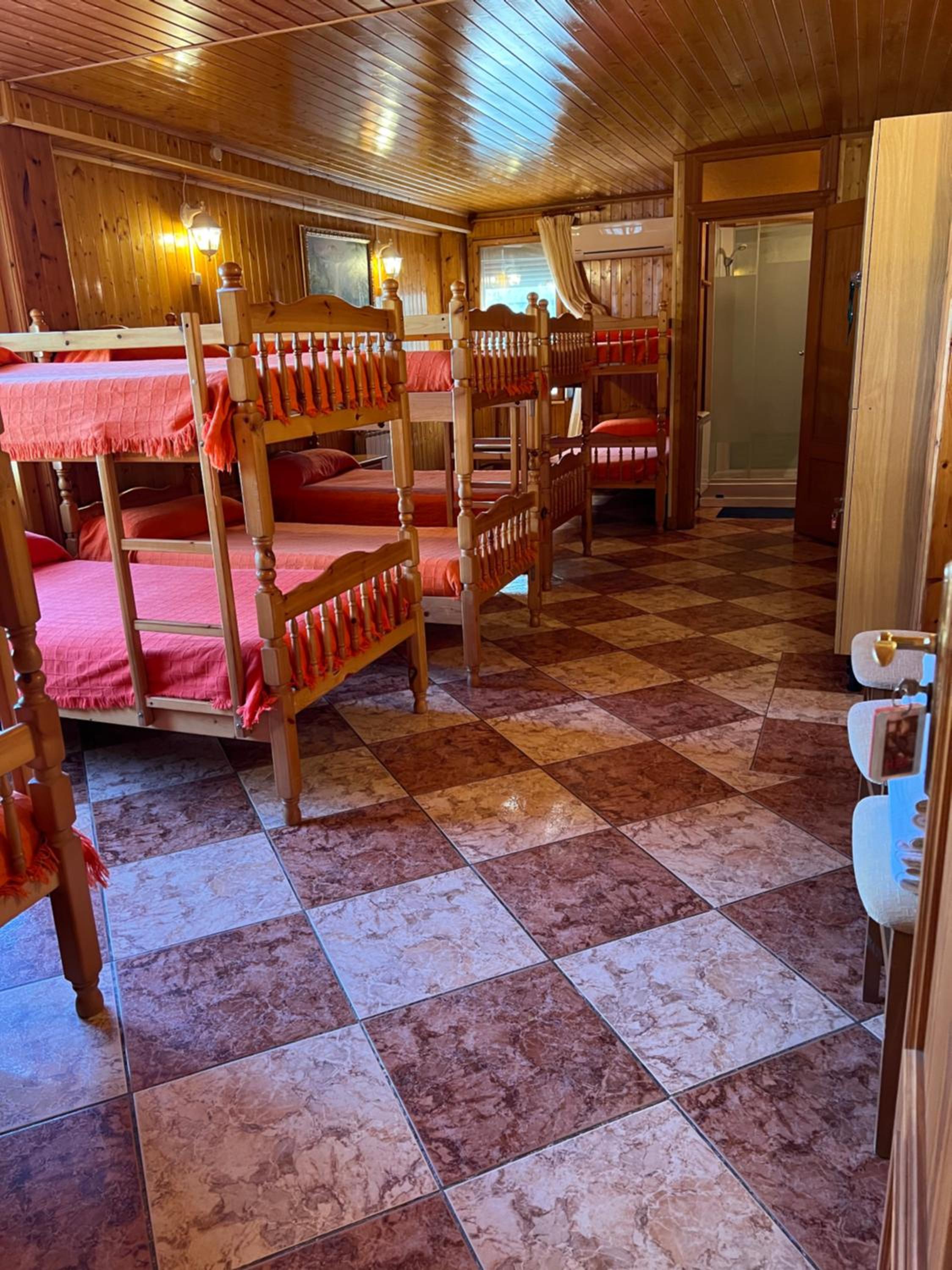 Private Room with Shared Bathroom 10 Adults (Albergue) - Photo 3