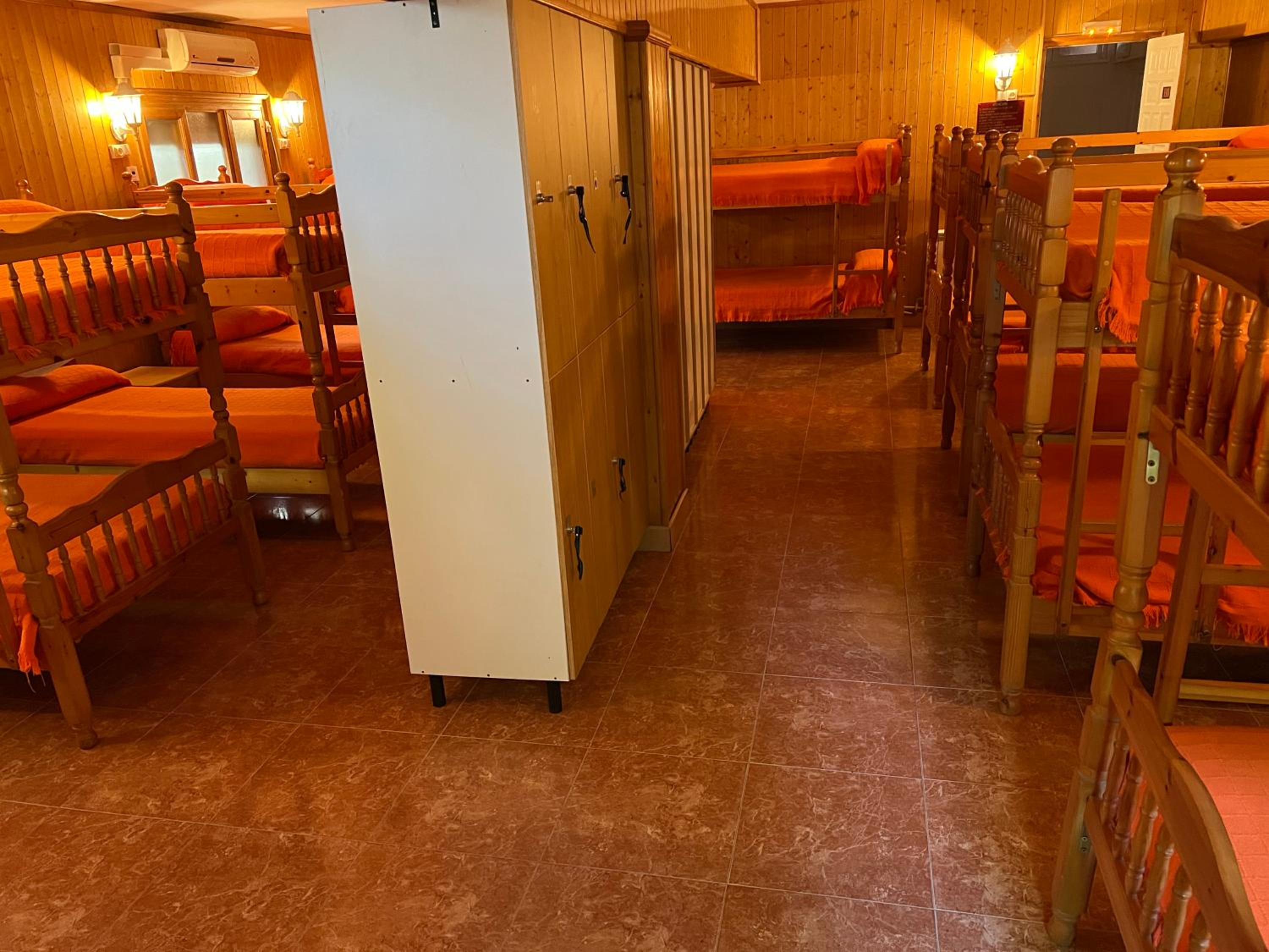 Habitación privada con baño compartido para 20 adultos (Albergue)