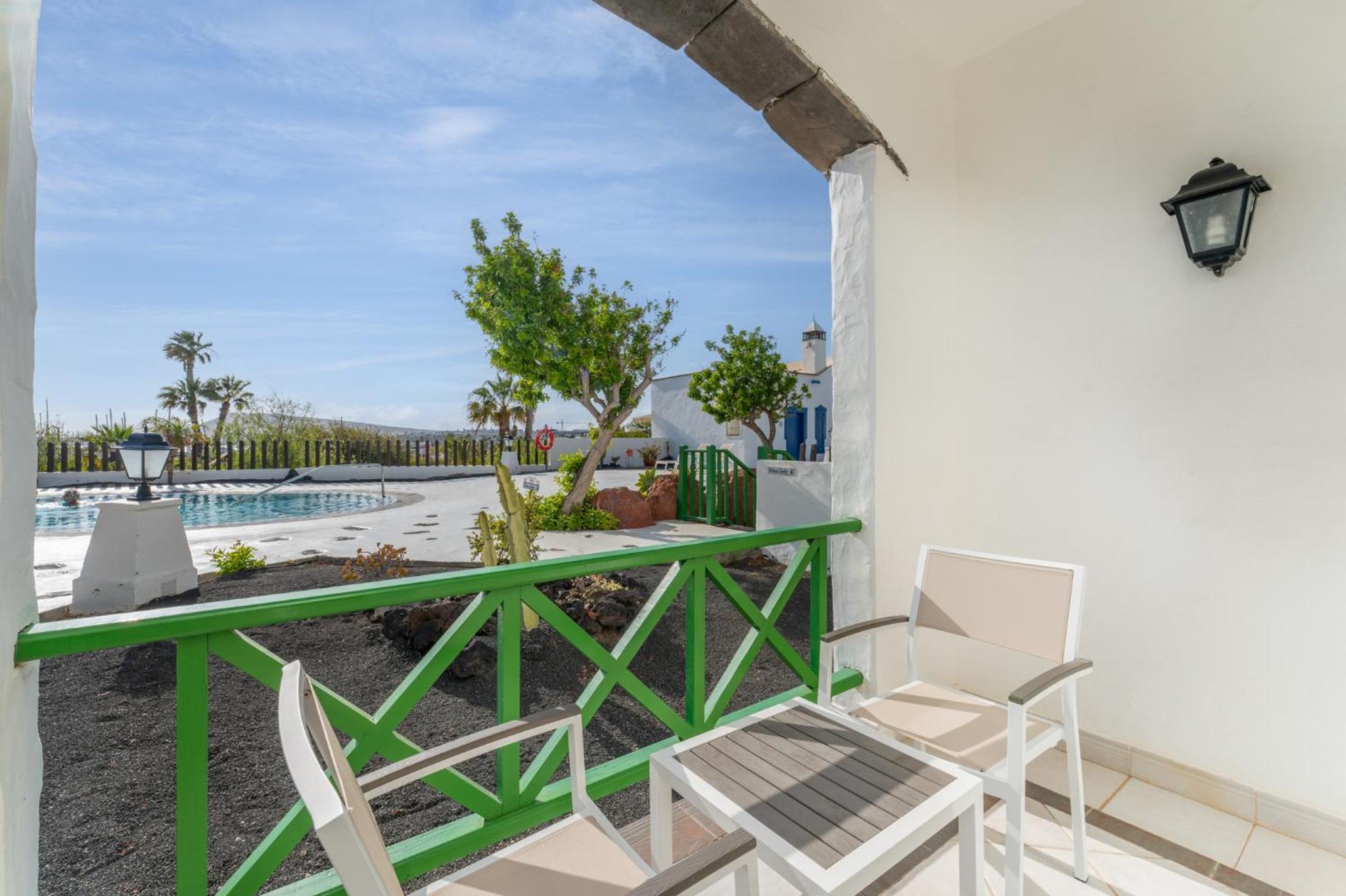 Habitación Doble con Vista a la Piscina (2 Adultos + 1 Niño)