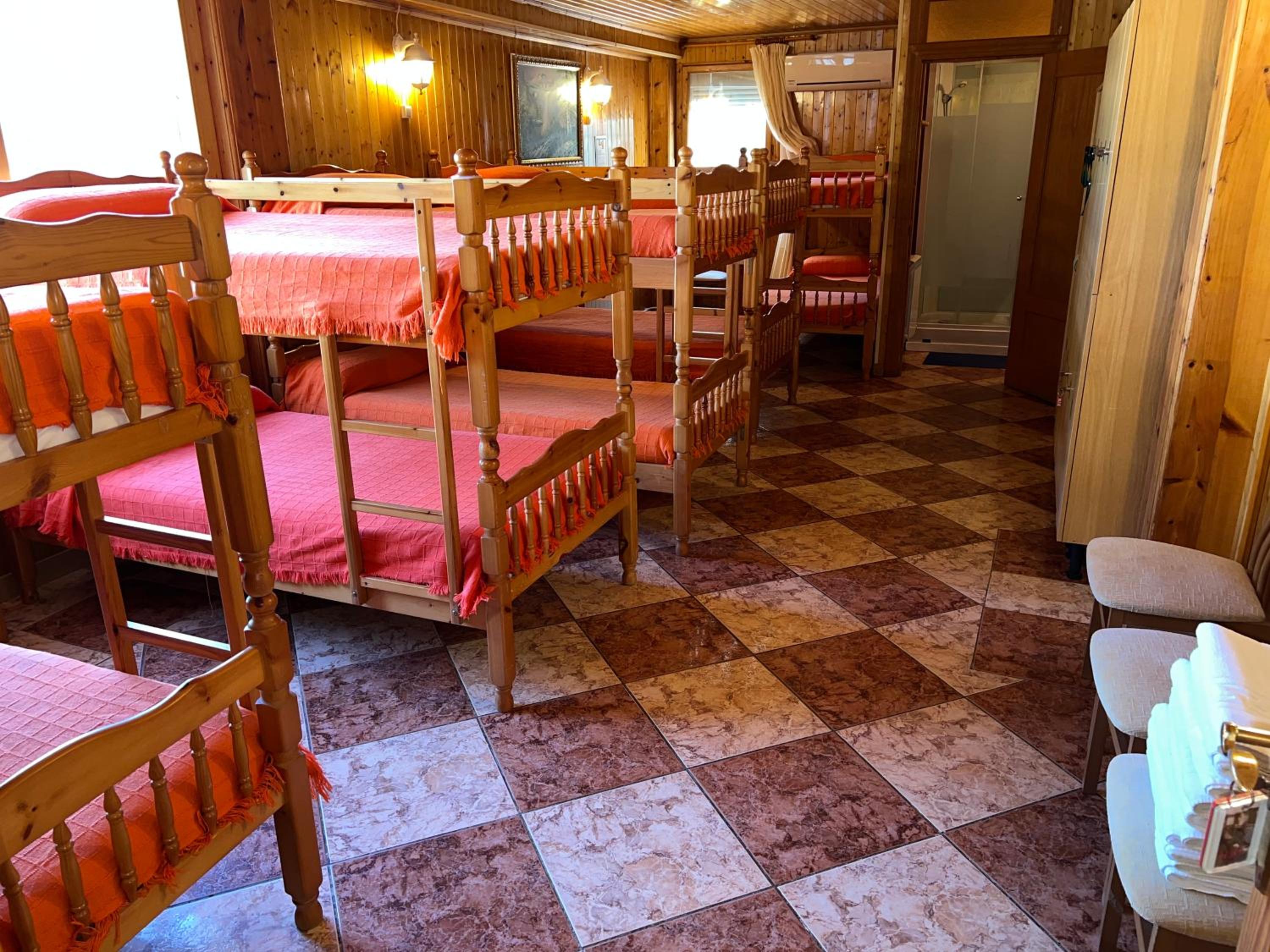 Private Room with Private Bathroom 12 Adults (Albergue) - Photo 3
