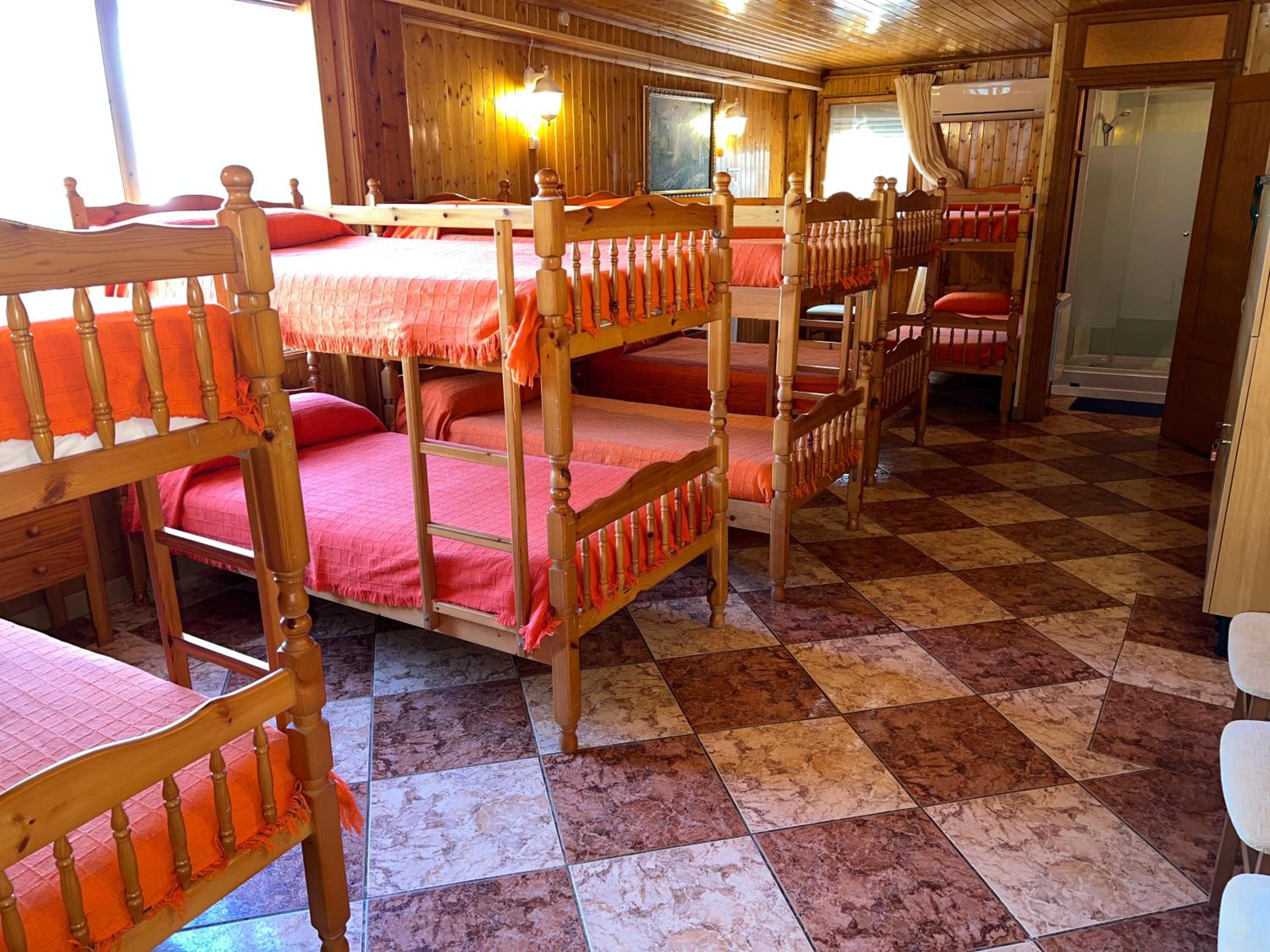 Private Room with Private Bathroom 12 Adults (Albergue) - Photo 2