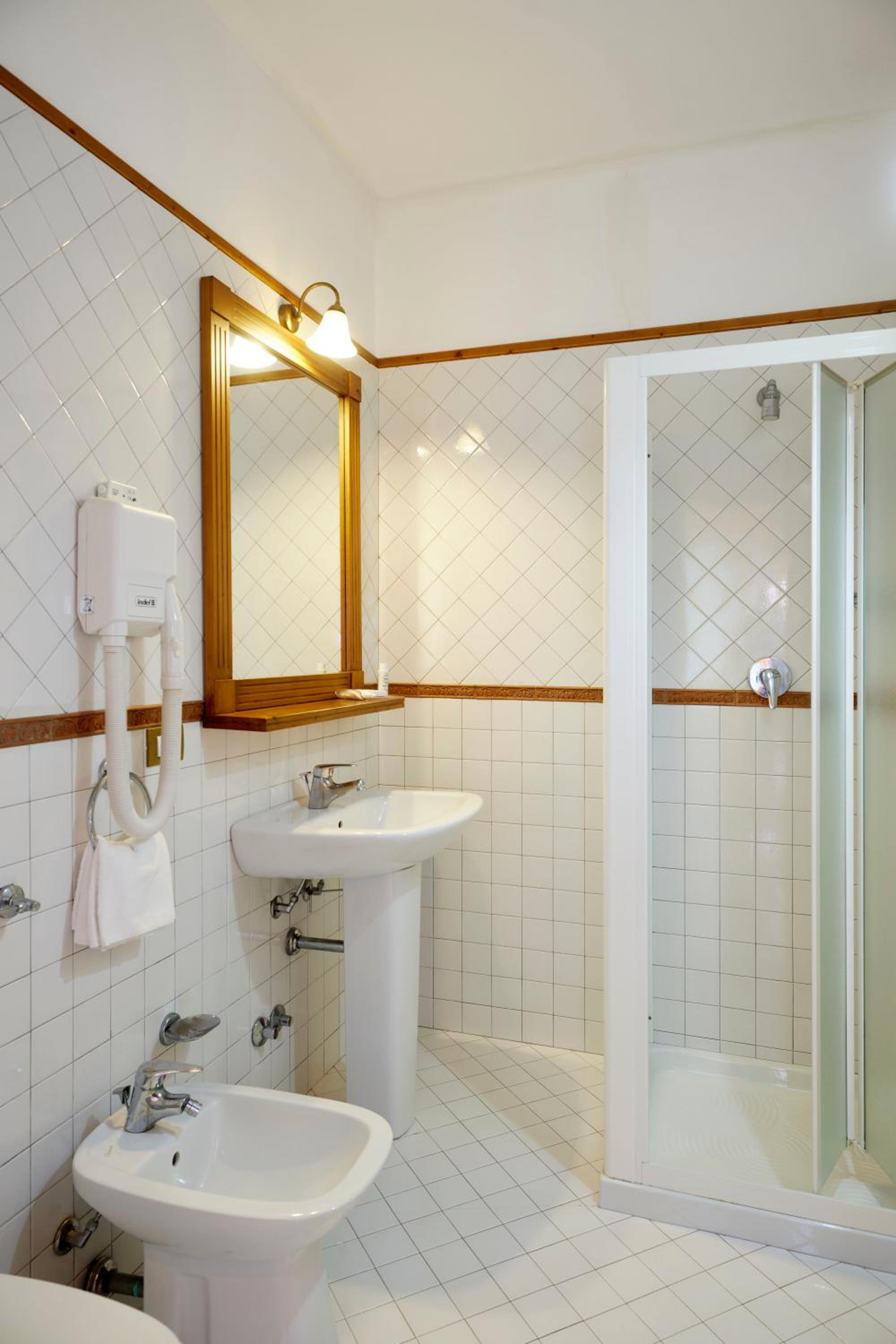 Standard Double or Twin Room with Lake View photo 3