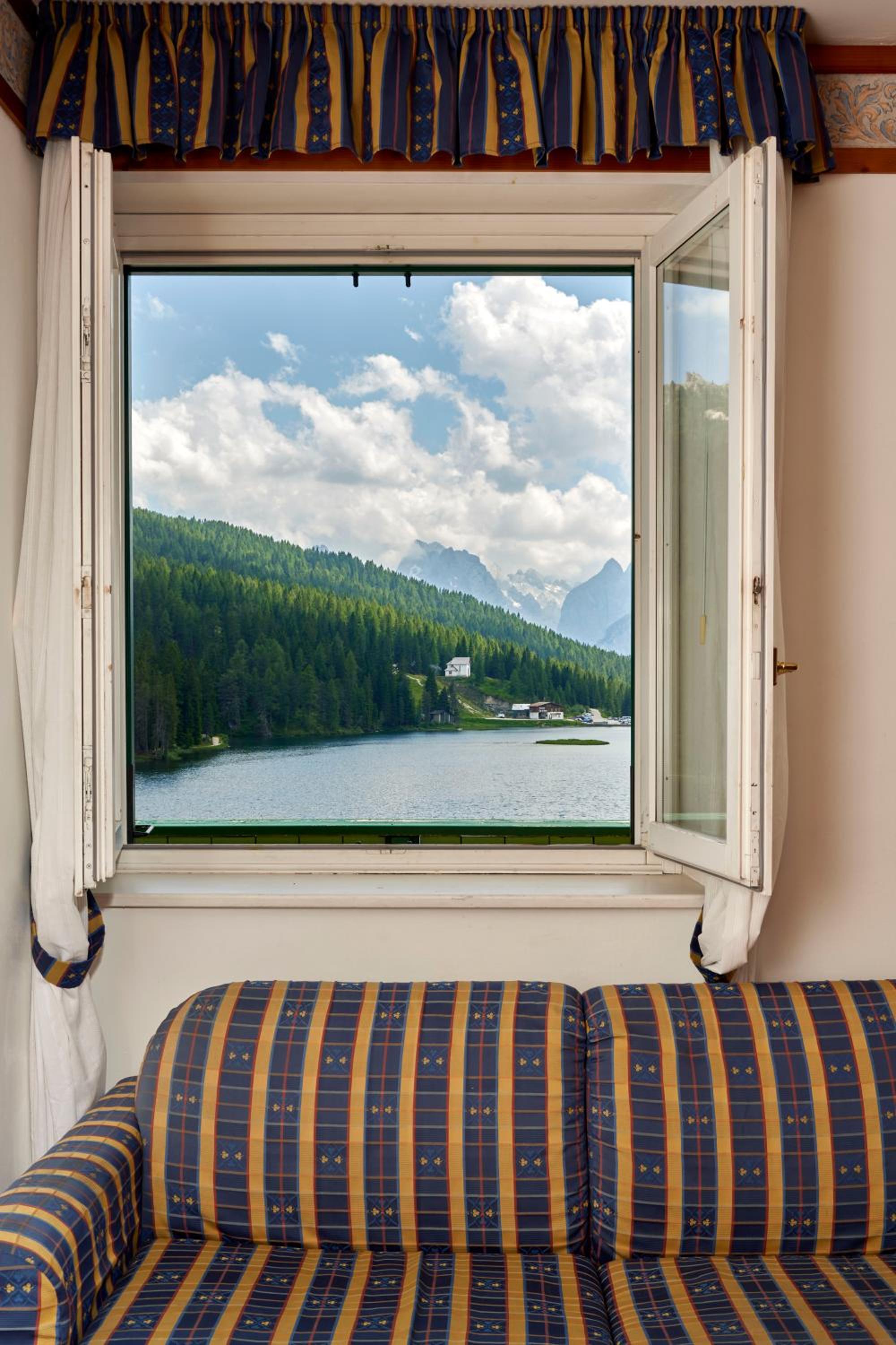 Standard Triple Room with Lake View photo 2