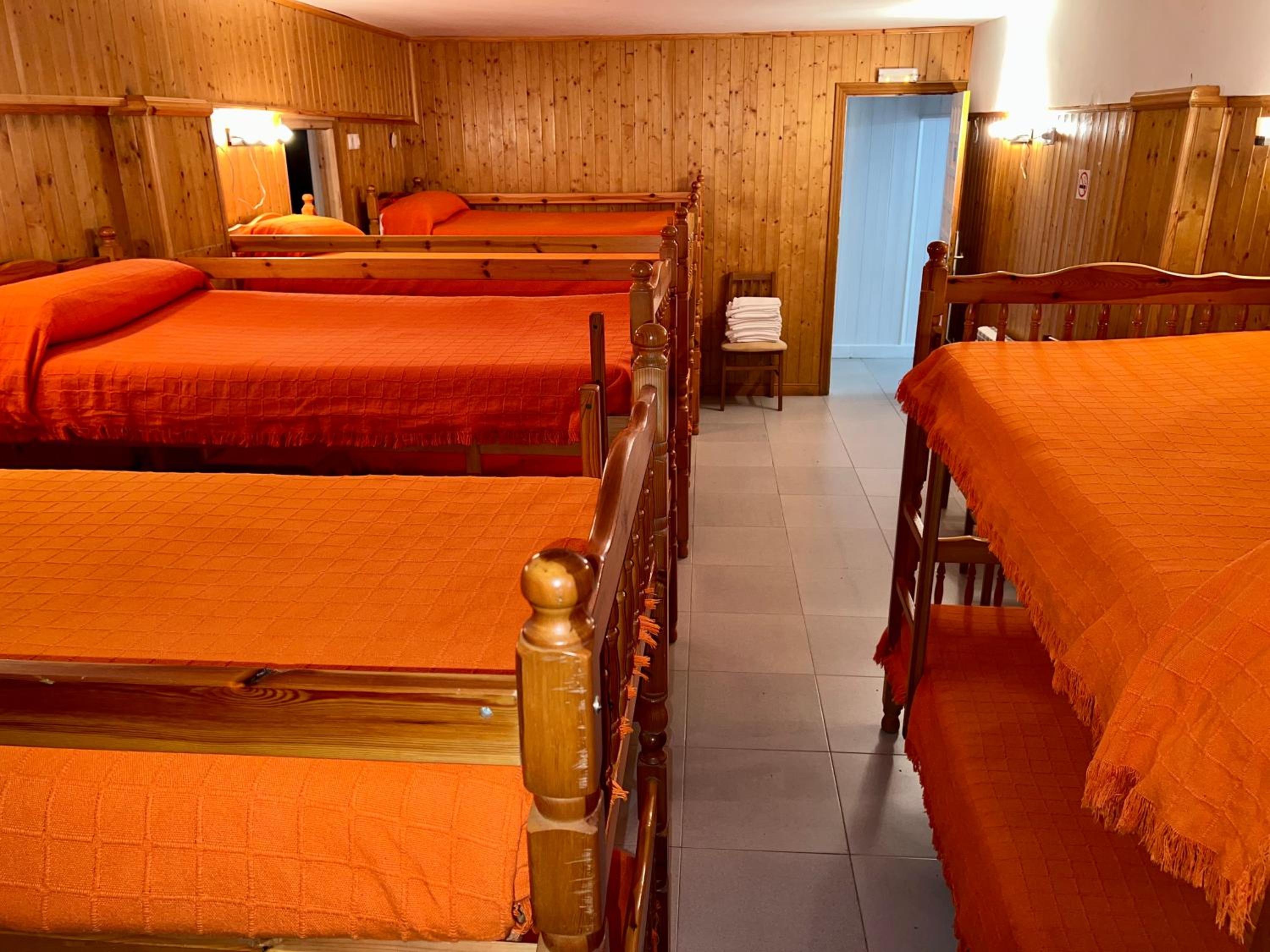 Private Room with Shared Bathroom 10 Adults (Albergue) - Photo 4