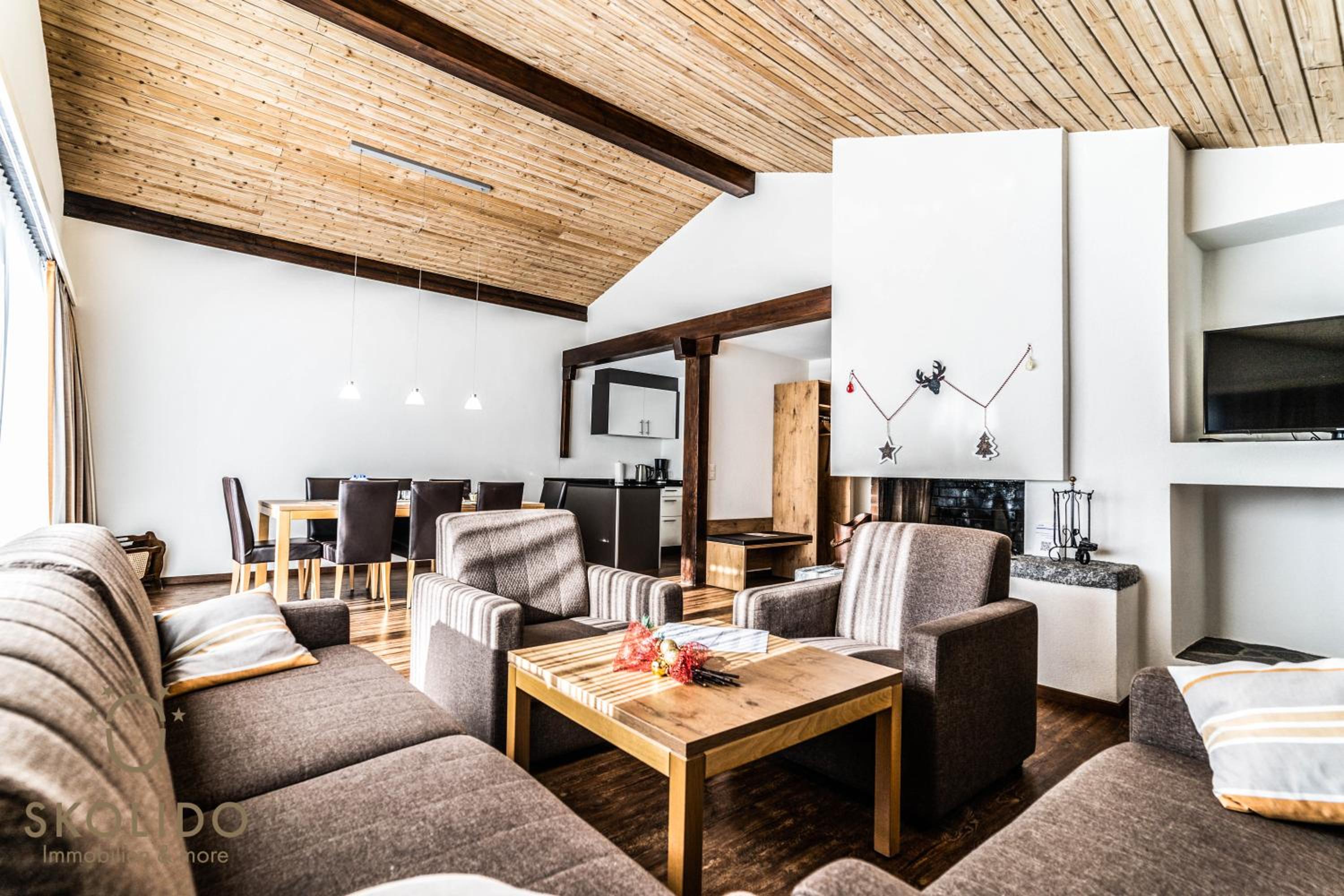 Apartment with Mountain View