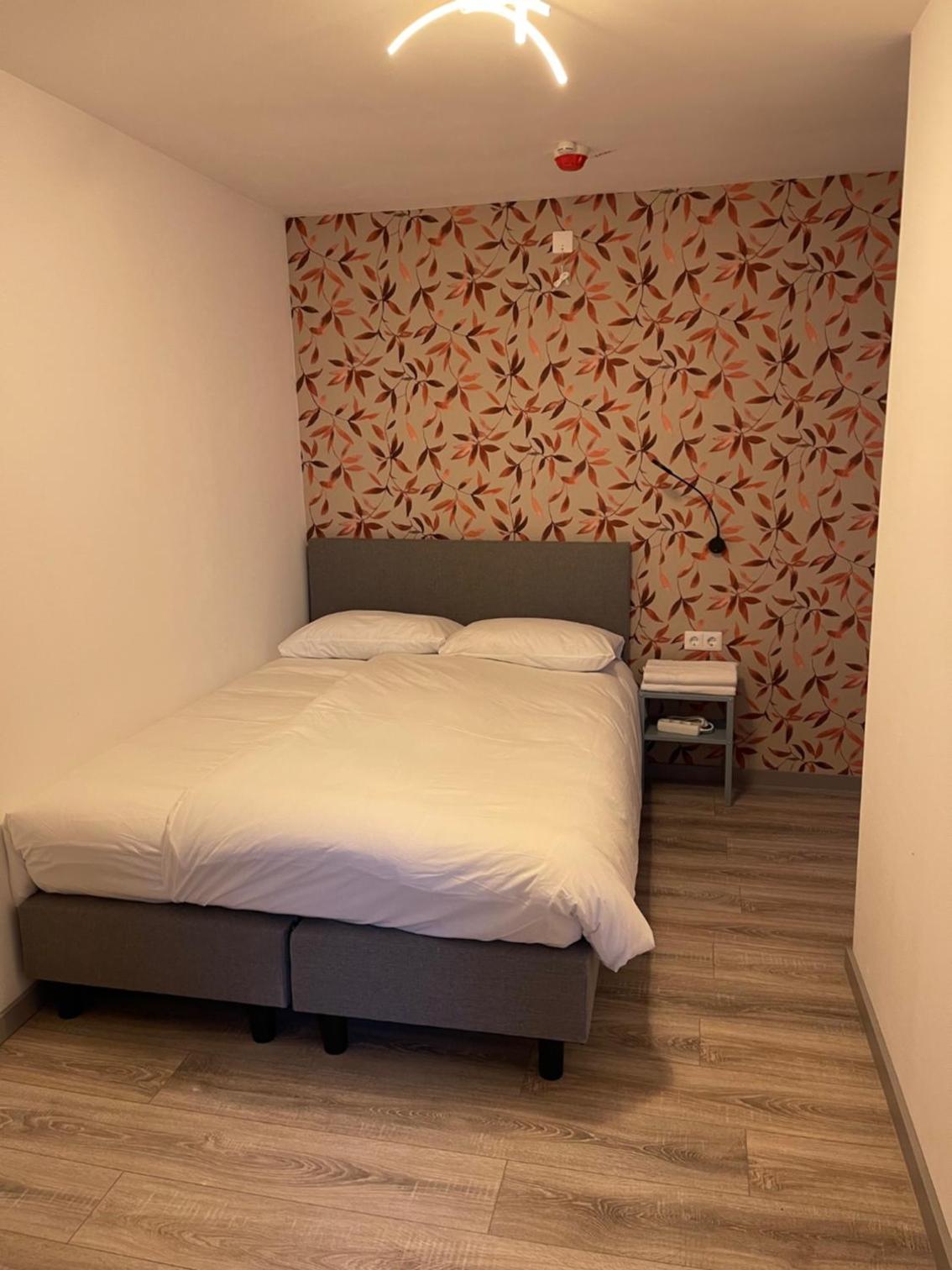 Quadruple Room with Private Bathroom - Photo 11