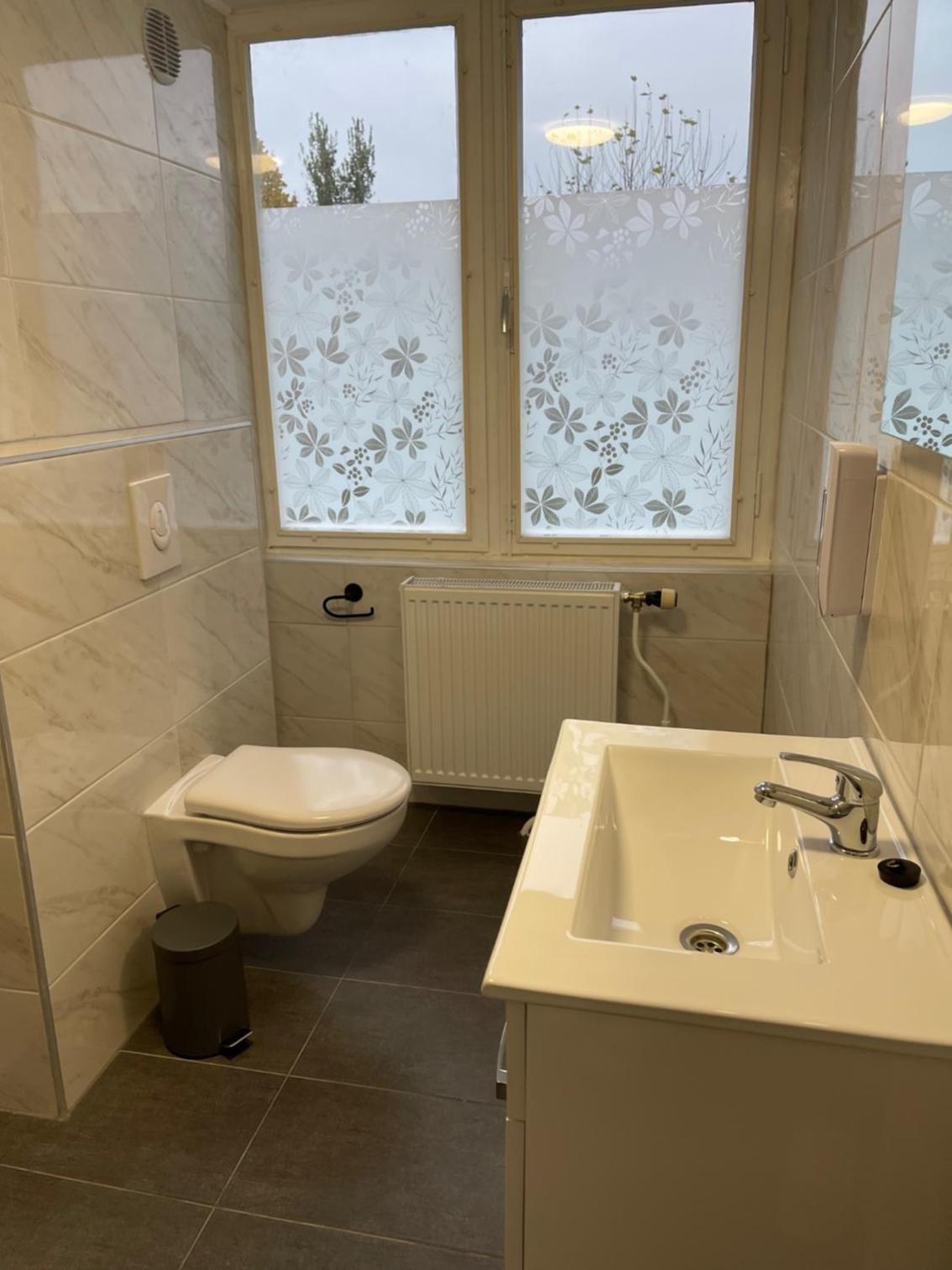 Double Room with Private Bathroom - Photo 2
