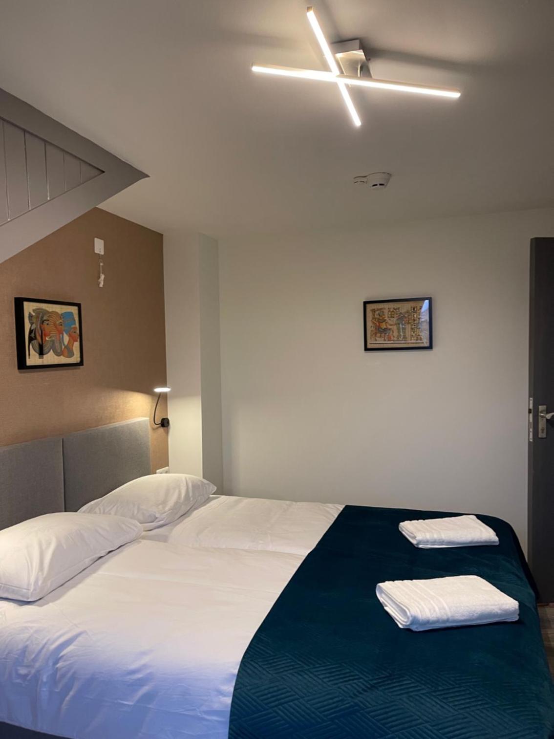 Double Room with Private External Bathroom - Photo 2