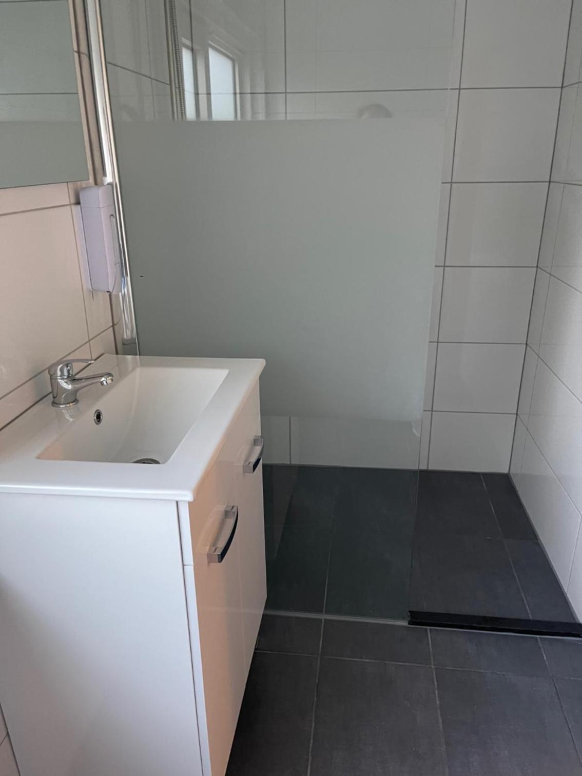 Quadruple Room with Private Bathroom - Photo 3