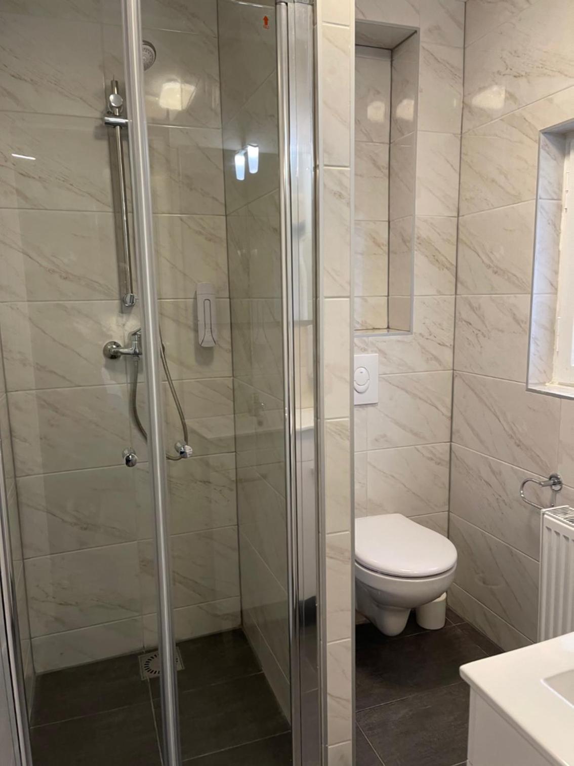 Double Room with Private Bathroom - Photo 12