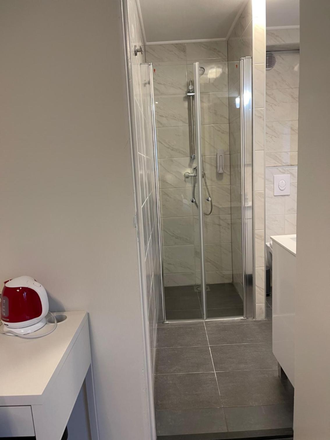 Double Room with Private Bathroom - Photo 4