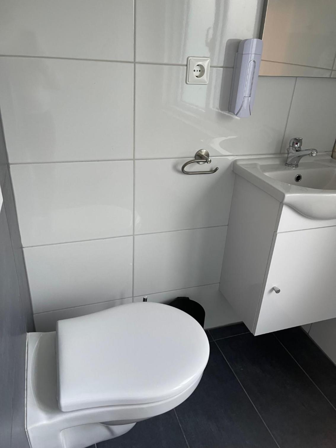 Quadruple Room with Private Bathroom - Photo 4