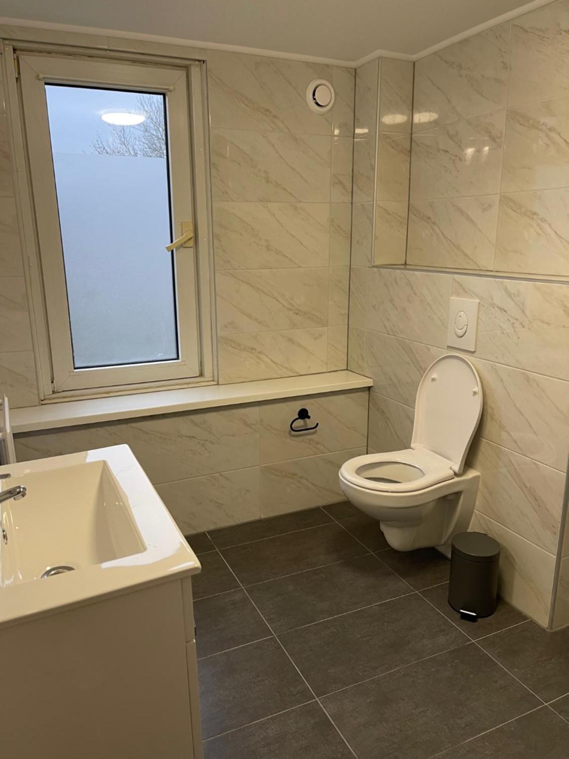 Double Room with Private Bathroom - Photo 10
