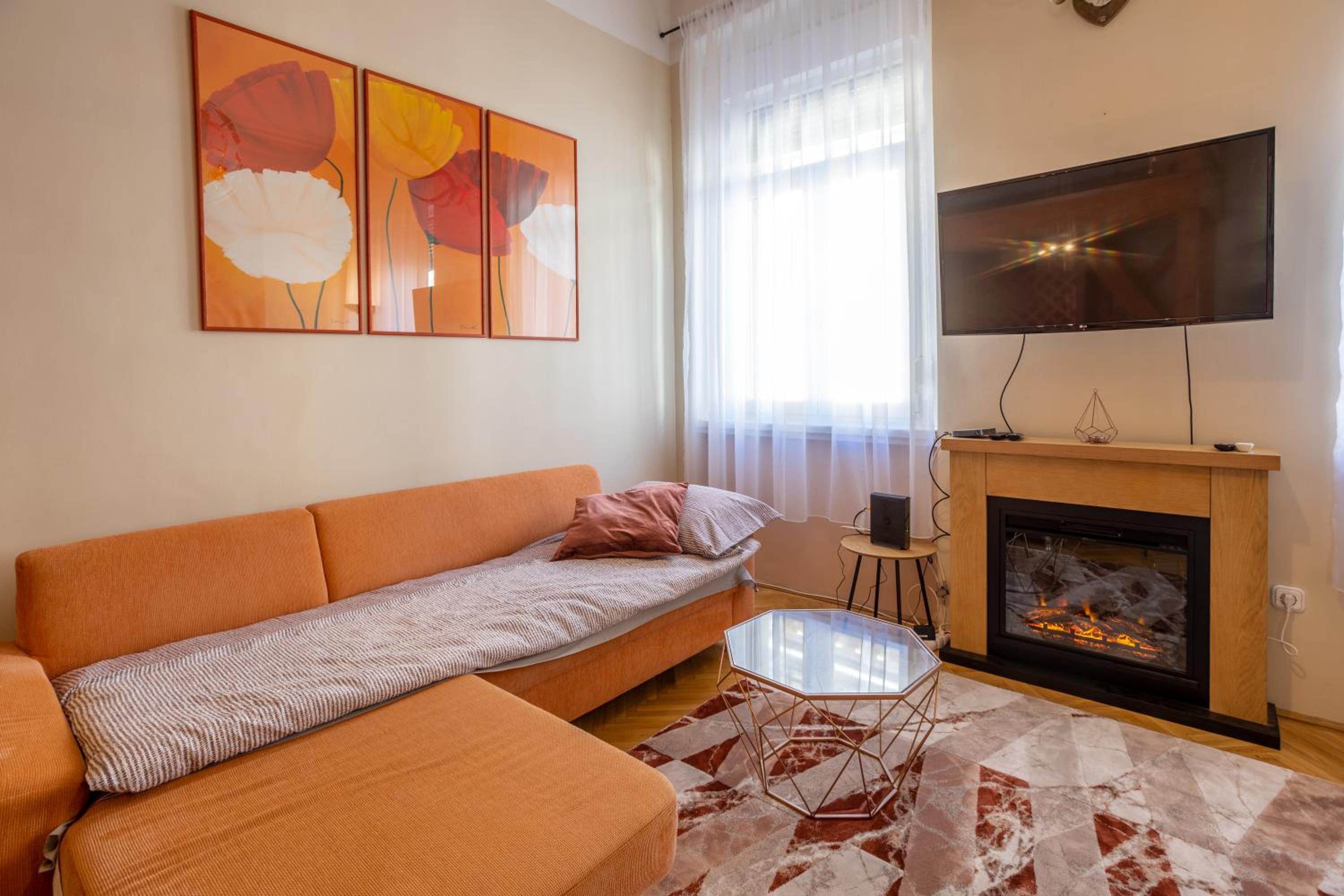 One-Bedroom Apartment - Photo 1