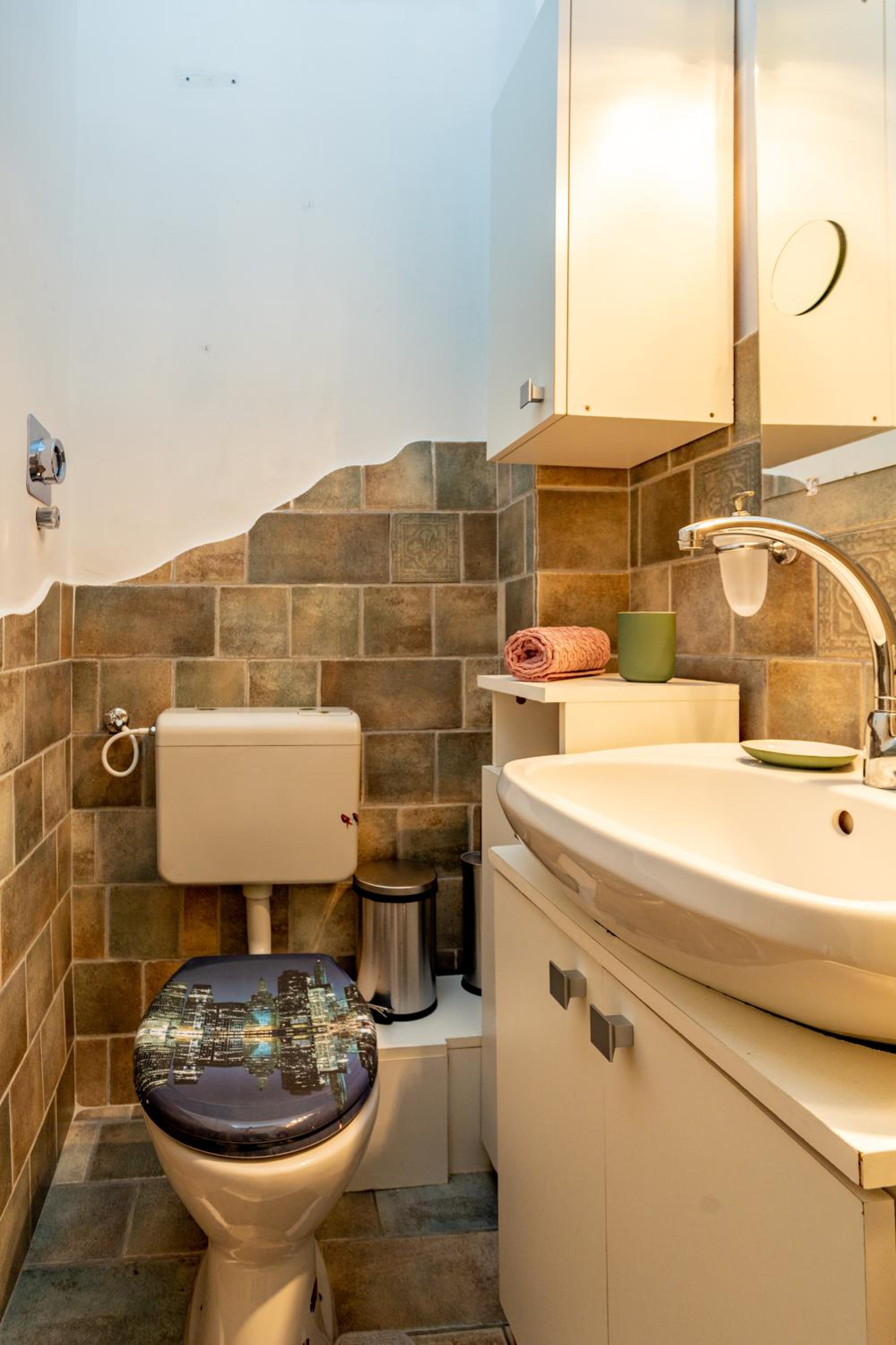 One-Bedroom Apartment - Photo 6